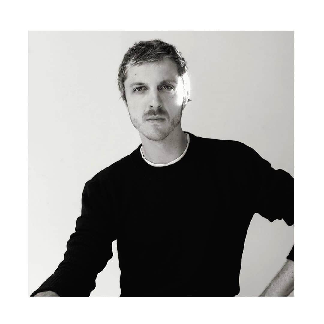 ディーゼルのインスタグラム：「OTB is proud to announce the appointment of @glennmartens as Creative Director of Diesel effective immediately. In his new role, Glenn will overview the global brand’s style, communications, interior design, and more in general its overall creativity.   Born in 1983, Glenn Martens is a Belgian designer who started his career at Jean Paul Gaultier, and since 2013 he is the Creative Director of Parisian brand Y/Project. In 2017 Glenn won the ANDAM award (of which OTB is one of the historical supporters), and in 2018 Glenn was one of the guest designers of Diesel’s experimental capsule series Diesel Red Tag.   Thus Renzo Rosso, founder of Diesel: “Ever since I met Glenn in 2017 I saw his experience grow and his talent cement. Working with him on Diesel Red Tag, going through our company’s archives and heritage together, seeing him interact with the brand, brought us closer, and I am happy to now see him take the helm of Diesel, where he will marry his design vision with the iconoclastic values of this unique brand”.  “I am extremely honored and excited to join the Diesel family. Synonymous with radicality, honesty, and optimism, Diesel helped shape the way we see the future. Its unique voice has made it an undeniable icon. Today, more than ever, I feel the need to celebrate these founding values, to build bridges through a message of hope”, is the comment of Glenn Martens.」