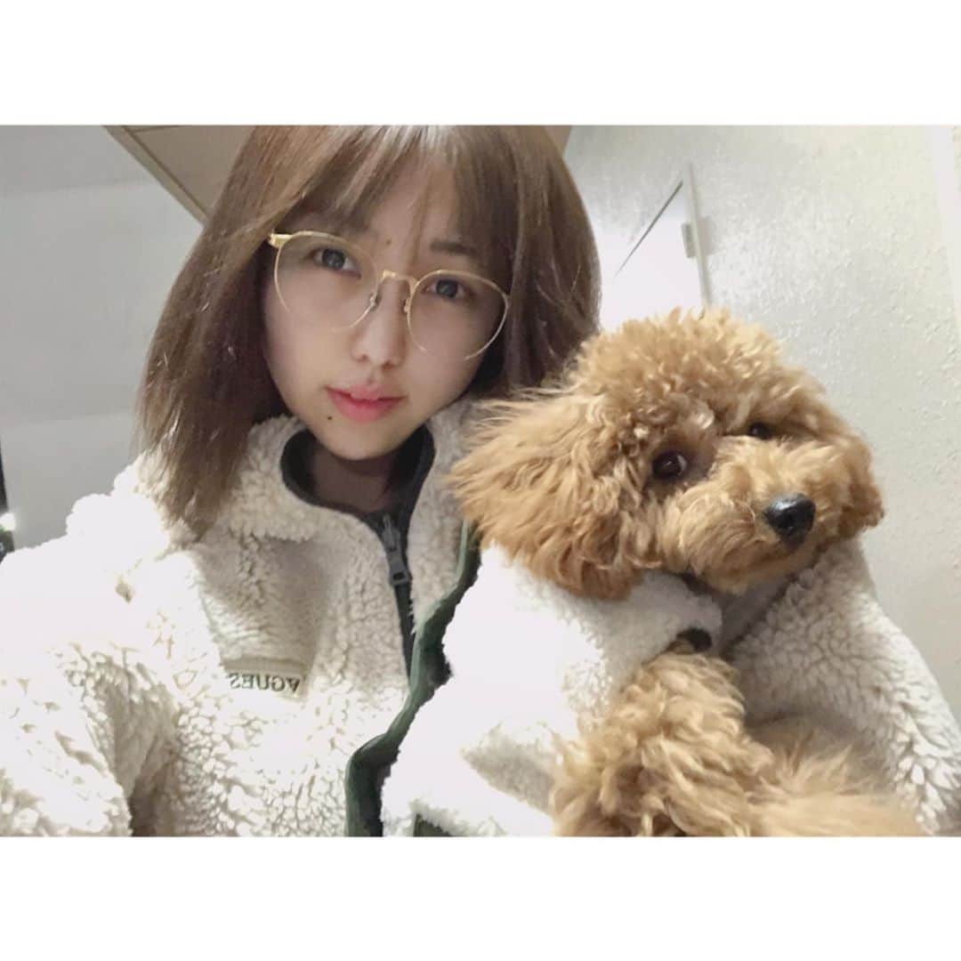澤田桃佳のインスタグラム：「こてつと双子コーデ♡ こてつ寝起きの顔してる（笑） . . . . #双子コーデ　#ペアルック #犬　#dog #トイプードル　#ボアジャケット #ボアコート #ボア #ボアコーデ　#冬コーデ　#カーキー　#ペット服」