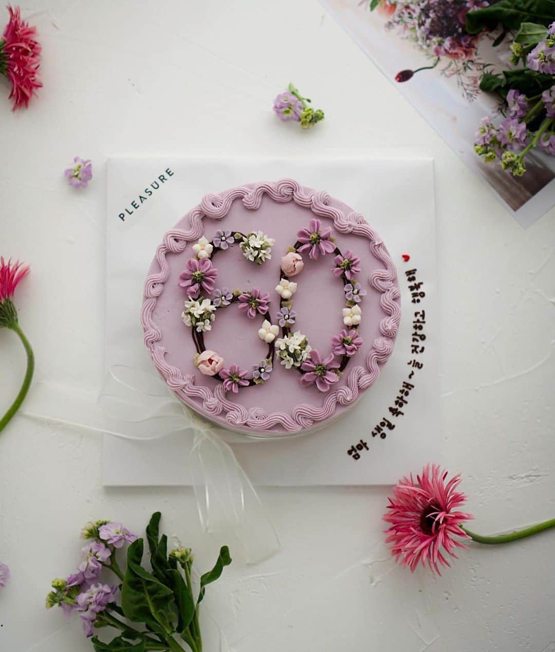プレ花嫁の結婚式準備サイト marry【マリー】さんのインスタグラム写真 - (プレ花嫁の結婚式準備サイト marry【マリー】Instagram)「クリームを絞った、お花のデコレーションが美しいケーキ🎂🌸﻿ ﻿ ﻿ 60歳の還暦祝いのケーキが﻿ こんなに可愛いなんて憧れます🥺🤍﻿ ﻿ ﻿ ﻿ ﻿ このケーキは全て@pleasure.cake さんの作品で、餡子のクリームで作られたお花だそう🌷﻿ ﻿ ﻿ ﻿ ﻿ こんなに繊細なデコレーションがそのまま美味しく食べれるなんて、想像しただけで幸せです💓﻿ ﻿ *﻿ *﻿ *﻿ *﻿ marryは「世界中の可愛い」を集める﻿ ウェディングサイトです💎﻿ ﻿ サイト内には、﻿ 結婚式のアイデアを紹介する記事が1万以上✨﻿ 毎日朝7時と夜の6時に新着記事をUP✨﻿ @marryxoxo_wd の﻿ プロフィールURLからチェックできます💍﻿ ﻿ 特に人気の記事は﻿ @marryxoxo_id のアカウントでも﻿ 紹介しているので必見🌷﻿ ﻿ ﻿ ﻿ しゃぼん玉バルーンや指輪のレースサブレなどのオリジナル商品は、@marryxoxo_shopのアカウントで紹介しています💕﻿ ◌ ❁˚﻿ #プレ花嫁#卒花#卒花嫁#2020春婚#2020夏婚#2020秋婚#2020冬婚#2021春婚#2021夏婚#2021秋婚#2021冬婚﻿#還暦#還暦祝い#還暦祝いプレゼント#還暦祝いパーティー#バースデーケーキ#誕生日ケーキ」10月8日 9時47分 - marryxoxo_wd
