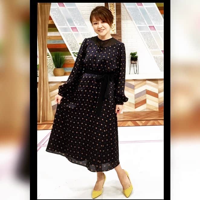 中澤裕子のインスタグラム：「💛💛  昨日のお衣装。 小紋柄のワンピース。 胸元がシースルーでとても 可愛い。  いつも素敵なお洋服 ありがとうございます。  来月のお衣装も 楽しみだなぁ💛  衣装協力 one-piece #パリゴ earring #アネモネ pumps #私物  #広島テレビ #テレビ派」