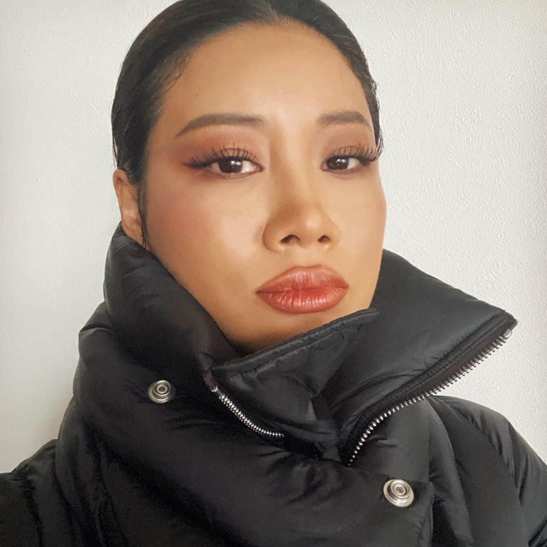 YOONさんのインスタグラム写真 - (YOONInstagram)「Off 2 work! Autumnal face in @officialbyredo Colour Stick 'Ancient' on eyes, cheeks and lips🍂 . #makeuplooks #fallishere」10月8日 9時45分 - yoon_ambush