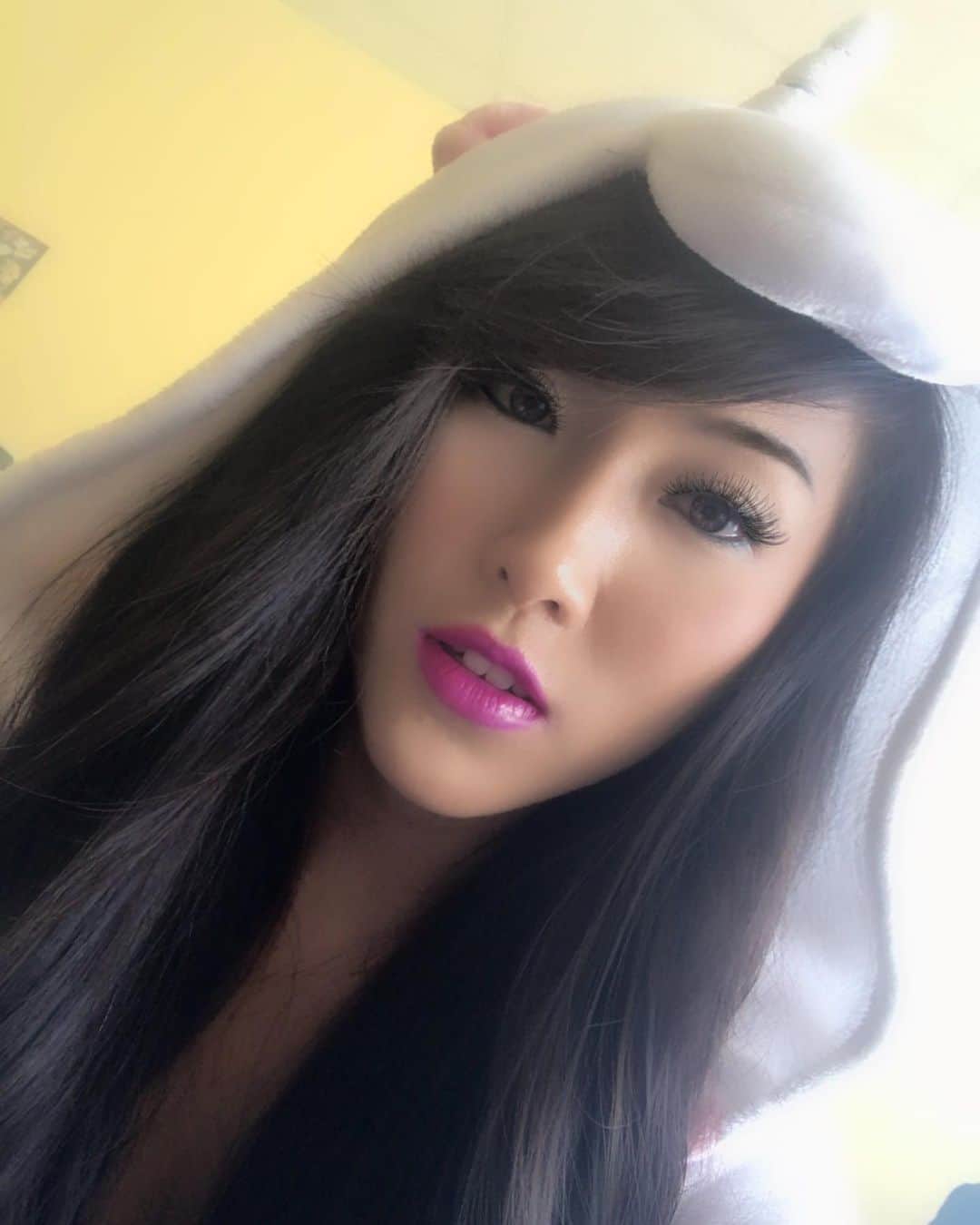 オリビア・タイのインスタグラム：「Did I mention that I am a HUGE fan of DIY projects? Yes, I definitely make my own makeup 💜 I only use natural ingredients that are good for my skin + don't break the bank 🤩  Try this simple DIY foundation recipe: https://www.doterra.com/US/en/blog/diy-natural-foundation?OwnerID=5324494」