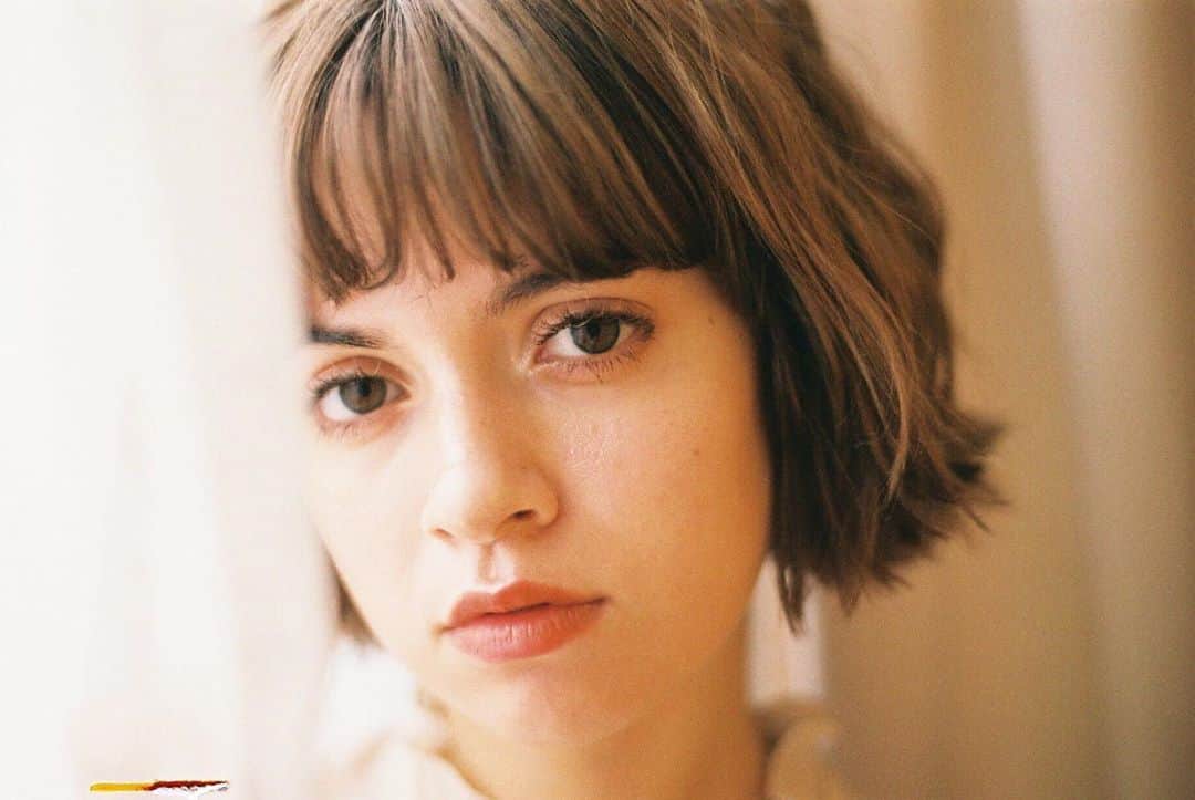 MELLOWのインスタグラム：「ボブのラインと似合わせ。 【stylist: @mellow_watarutakagi】 . . Takagiお客様hair →@mellow_takagi_customer_hair . make/ @mellow_inomaiko  . 【takagiモデルヘア】⇨#MELLOWtakagihair . . 【メニュー】 カット＋ハイブリーチハイライト＋カラー . 【Mellowのお客様ヘアスタイル】⇨@mellow.hair.style . . . . . . . . . . #バレイヤージュ #バレイヤージュカラー #バレイヤージュグラデーション #バレイヤージュハイライト #mellowsalon#髪型#カラー #グレージュカラー#寒色系#透明感カラー#外国人風#グレーカラー#外国人風カラー #アッシュカラー #ハイライトカラー#ブリーチハイライト#デザインカラー#透け感カラー #longhair #表参道美容院#外国人風カット #美容院#原宿美容院#抜け感ヘア#MELLOWbobhair#sustainable#sustainablesalon」