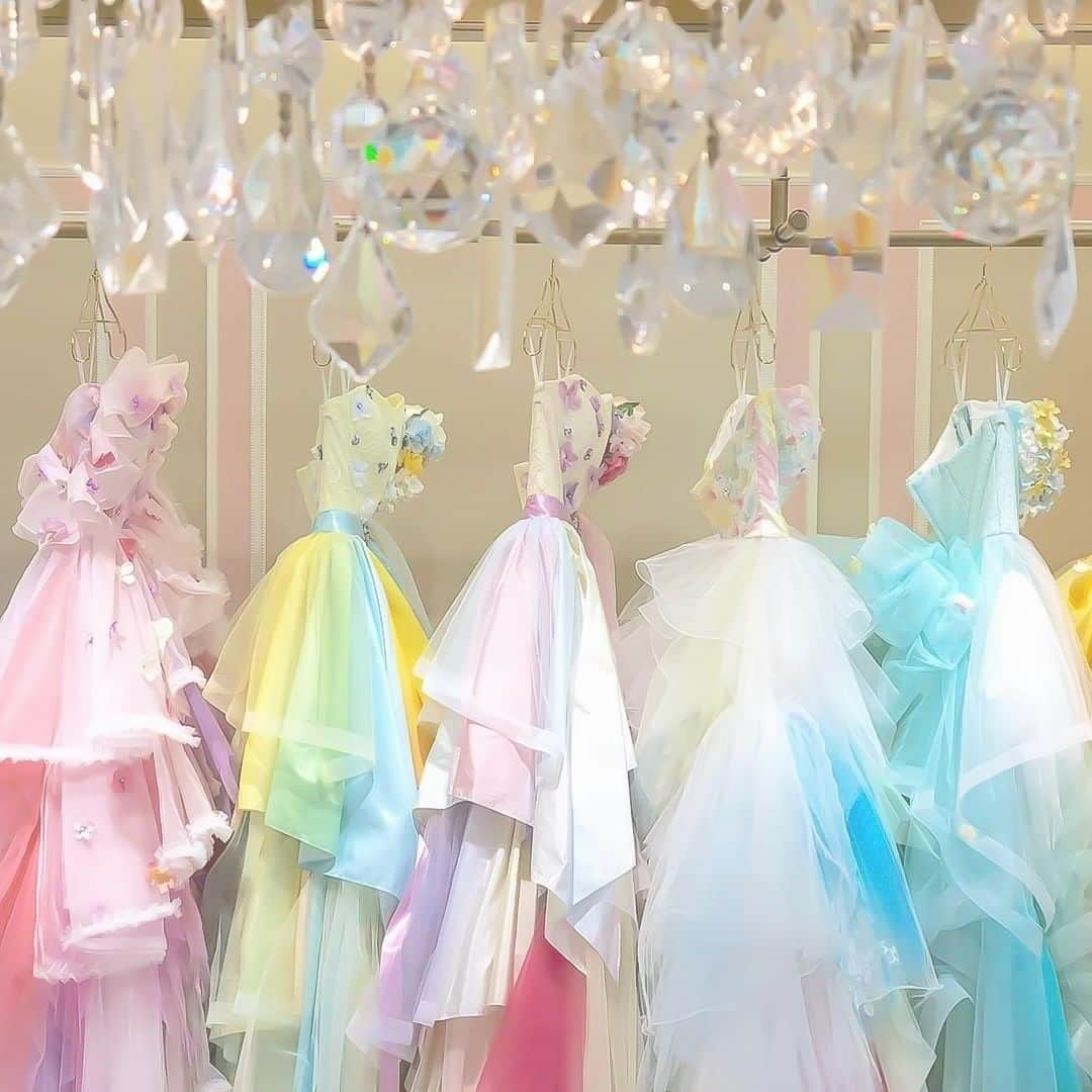 ♡プラコレWedding·⋆*さんのインスタグラム写真 - (♡プラコレWedding·⋆*Instagram)「@placolewedding【#DRESSY花嫁 】【#プラコレ】をつけて投稿&フォローしてね♩ . ＝＝＝＝＝＝＝＝ . THE HANY [ @thehany_osaka ] さんの ウェディングドレス👗🦋💕 花嫁さまの間では、 もう知らない人はいないぐらい とっても大人気ですよね♩  今回はそんな憧れの #ハニードレス が並ぶ THE HANY大阪店をチェックして 癒されてくださいね♡♡ . ---------------------- 👗 THE HANY @thehany_official 🛍 THE HANY 大阪店 @thehany_osaka . ＝＝＝＝＝＝＝＝ 『#DRESSY花嫁』『#プラコレ』の ハッシュタグをつけて写真をUPしてね✦ 花嫁アプリ『DRESSY by プラコレ』の 記事に掲載＆リグラムされるかも♩ . みなさまからのいいねや保存 コメントをお待ちしています:トランプのハート: 「このウェディングドレス可愛い！」 「ヘアスタイルも気になる！！」 「今の花嫁さんの流行りは！？」etc. . ＝＝＝＝＝＝＝＝ 花嫁アプリでは、 プロのアドバイザーに結婚式の相談を何度でも♡ ウェディングドレスの記事や、 自分のウェディングレポを残せちゃう♡” . ＞＞＞TOPのURLからcheck ⋈ @placolewedding ＞＞＞結婚のご相談は プラコレウェディングアドバイザーへ♡ @wedding_adviser ＞＞＞ウェディングレポを残したいなら、 farny by プラコレをcheck ✎ @farny_wedding ＞＞＞ウェディングアイデア＆DIYは ドレシーアイデアcheck ❁ @dressy_idea >>>素敵なドレスに出会いたい花嫁さま♡ @dressyonline_をcheck . ＝＝＝＝＝＝＝＝＝＝＝＝＝＝＝＝ . #プレ花嫁 #卒花 #花嫁 #卒花嫁 #結婚 #結婚式 #結婚準備 #花嫁準備 #weddingtbt #花嫁コーディネート #試着レポ #farnyレポ #2020冬婚 #2020秋婚 #2021春婚 #伊藤羽仁衣 #カラードレス #レインボーレス #花柄ドレス #フラワーモチーフ #レインボー #thehany #ハニ嫁 #レインボードレス」10月8日 9時56分 - placole_dressy