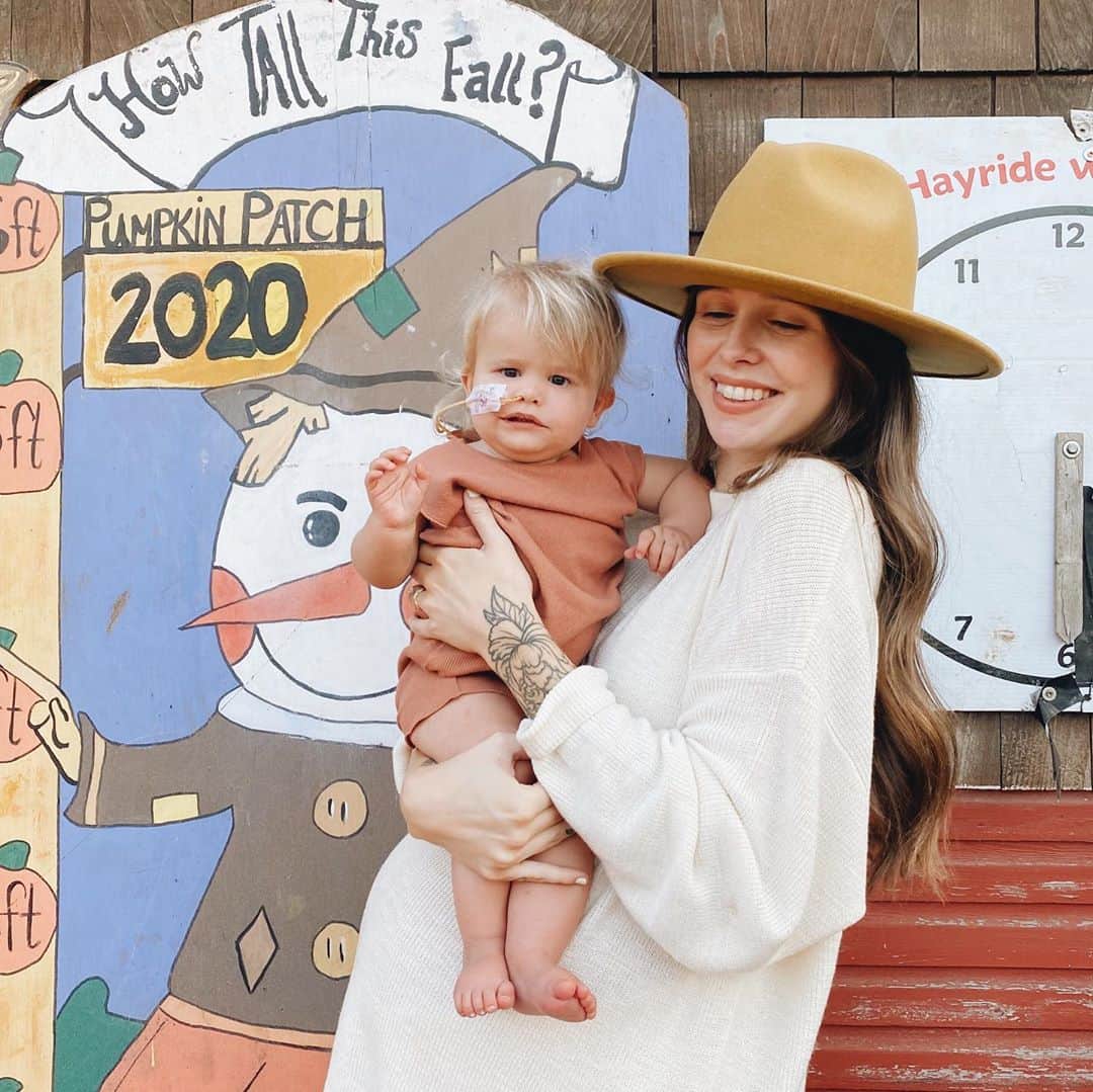 Acacia Brinleyさんのインスタグラム写真 - (Acacia BrinleyInstagram)「Pumpkin patch 2020 🧡 Brinley didn’t want to take pictures with us, Rosie was not amused by daddy’s silly faces, and baby boy is weighing me down 😂 but we still had a freaking blast!」10月8日 9時54分 - acaciakersey