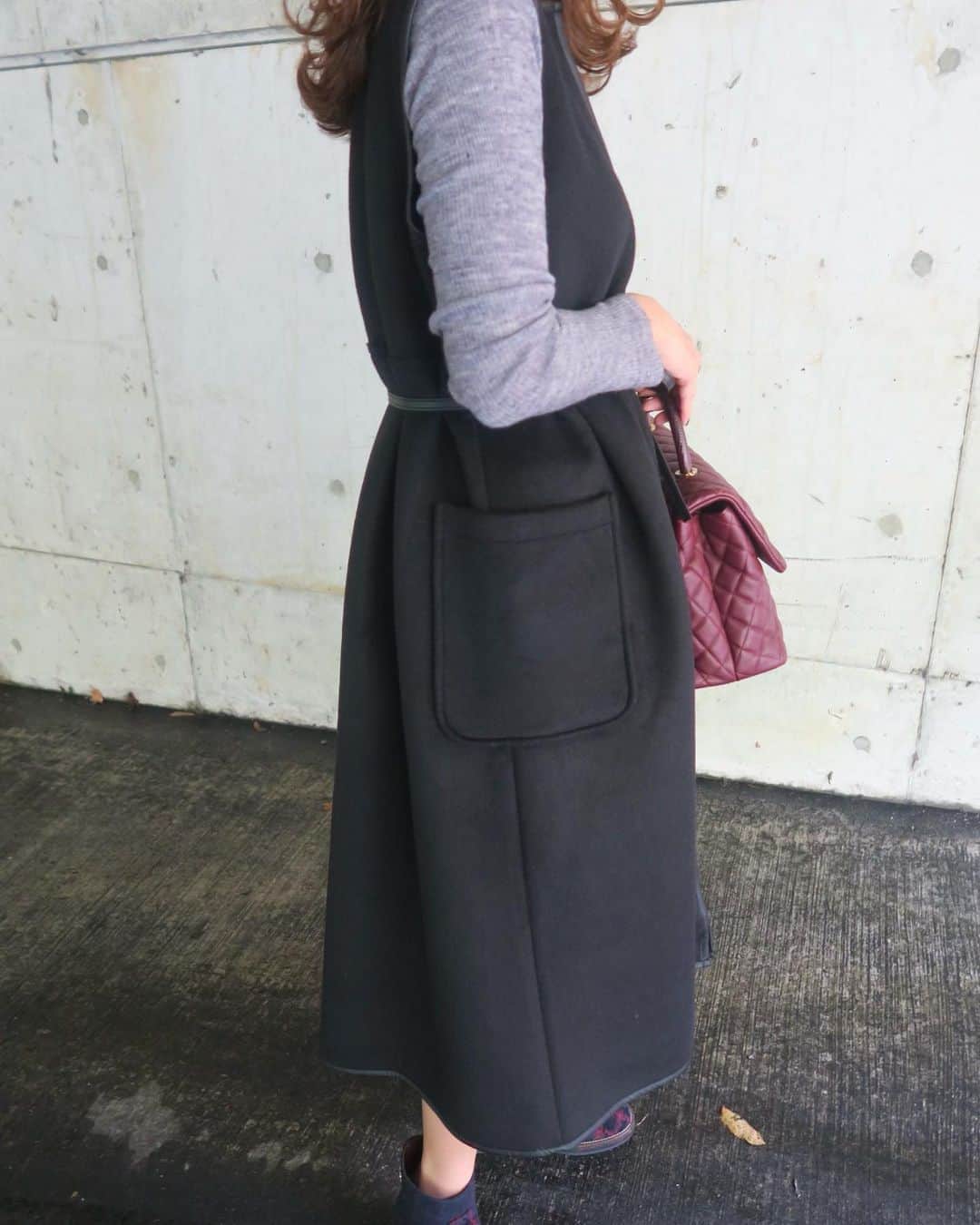Mai Wakimizuのインスタグラム：「ジレのカラー違いはblack。モードに着るのも間違いなく可愛いけど、私はジッパーを全部閉めてワンピース風にカジュアルスタイル♡タックを入れてるのでベルトでキュッと絞ると、丸みのあるシルエットが目立って可愛いんです＼(^o^)／blackには同じblackのパイピング。程良くボリュームがあるので、ファーアイテムと合わせてもバランス良く着れます。大きなポケットも実用性があって◎ #wakkinstyle#ootd#coordinate#ママコーデ outer:#linkable @linkable_official(明日9日〜予約販売開始) tops:#zara bag&shoes:#chanel」