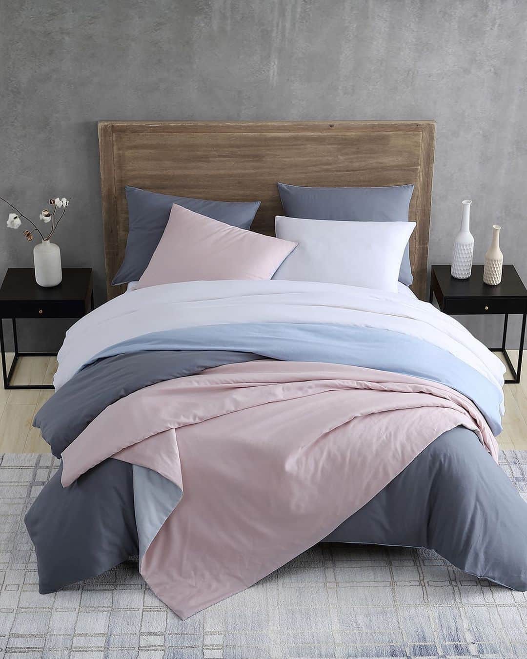 ケネスコールのインスタグラム：「We all feel like being comforted right now….our latest bedding sets could help a little. #TakeCover #ComfortZone #FallStyle  When you shop at KennethCole.com, we donate to THE MENTAL HEALTH COALITION –a life-changing movement working to destigmatize all mental health conditions by unifying our partners’ efforts, including those focused on the emotional well-being of Black communities. Info link in bio.」