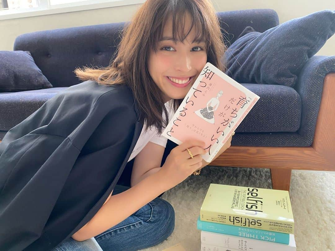 withさんのインスタグラム写真 - (withInstagram)「「今の自分が結構好き♡」トビラはアリス❣️⠀ ⠀ 読者が自粛期間中に読んだ本と一緒に撮影したのですが、どれが読みたいか聞くと真っ先にとったのがこちら🙌⠀ ⠀ 「育ちがいい人だけが知っていること」⠀ ⠀ 「え！　知りたい。育ちがいいって言われたい😆」⠀ と言いながらペラペラと音読し始めました📚⠀ ⠀ この本、すごく売れているみたいです❗️👀⠀ 気になる人はチェック❗️✅⠀ ⠀ #広瀬アリス #育ちがいい人だけが知っていること #7人の秘書 #with11月号 #白石麻衣」10月8日 10時00分 - with_mag_official