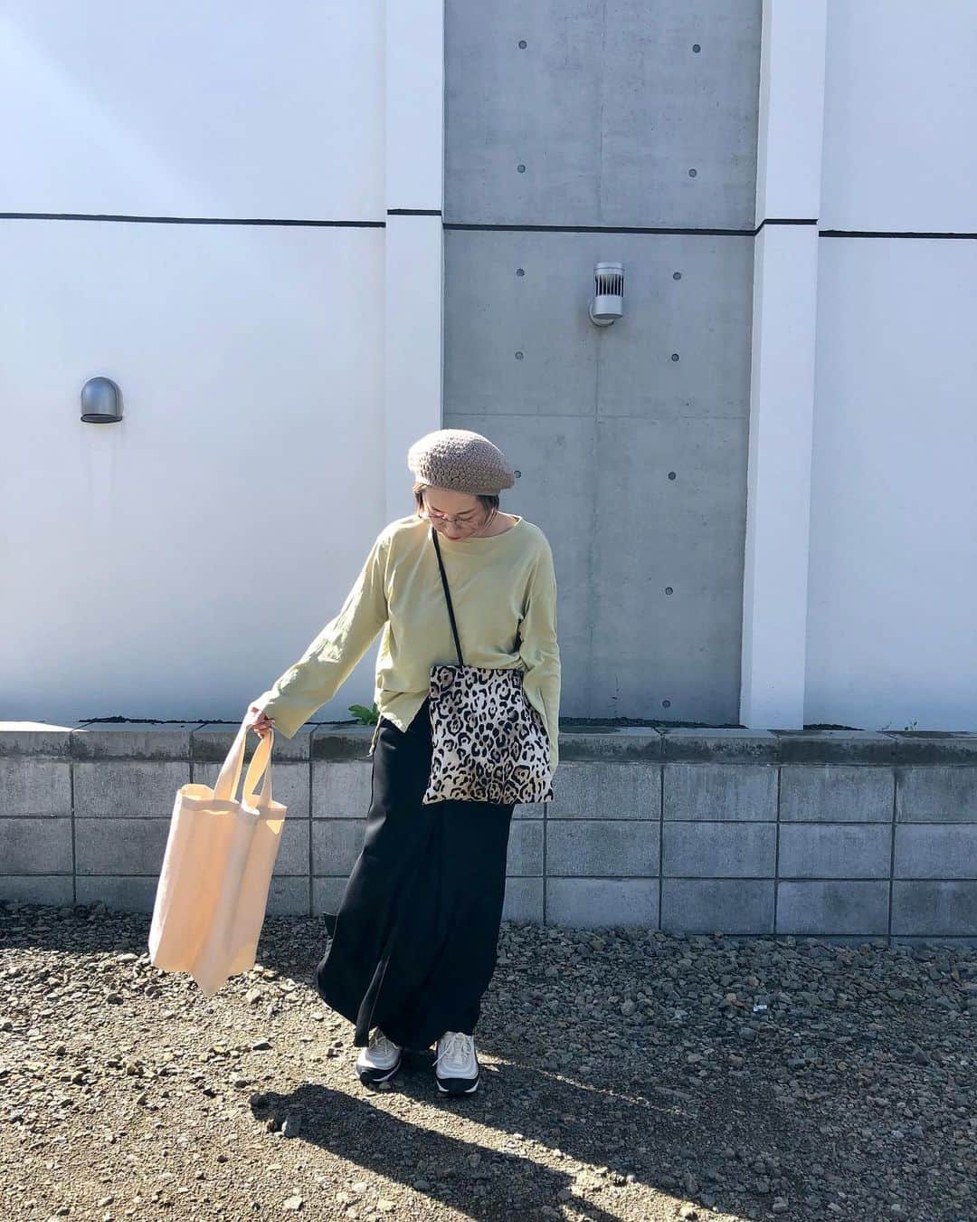◆miki◆のインスタグラム：「* * 🥑🥑🥑 * 我が子用にと 編んだ帽子がきっかけで サイトをオープンする事になり なんだかんだもう7年目🕊 いや、なっがwww  出産祝いに選んで頂いたり 何個もリピートして頂いたり 感謝感激雨あられでございます🥺 ありがとうございますぅ🥺  もうもう わしは昔から帽子が大好きで 止められんですよ 禿げるほど頭に乗せてしまいます👨🏻‍🦲  寝坊してセット時間なーい！ て時なんか最高ですよ ペペっとオイル付けて ポンっと乗せればいいんです  特にベレー帽は最高です 流行り廃りがないし カジュアルにも モードにも ベーシックにも合う～😗❤️  ホンマにオススメです❤️ 新色も出とりますので 是非覗いてみてくりくり🌰  プロフから飛べますー🕊🕊🕊  ほんで NORTHのエコバッグが めちゃくちゃ使えて助かってるぅ❤️❤️❤️ @peachepeace0703n にまだあったと思うよー❤️❤️  #母ちゃんのootd #ママコーデ #ママファッション #アラフォーコーデ #アラフォーファッション」
