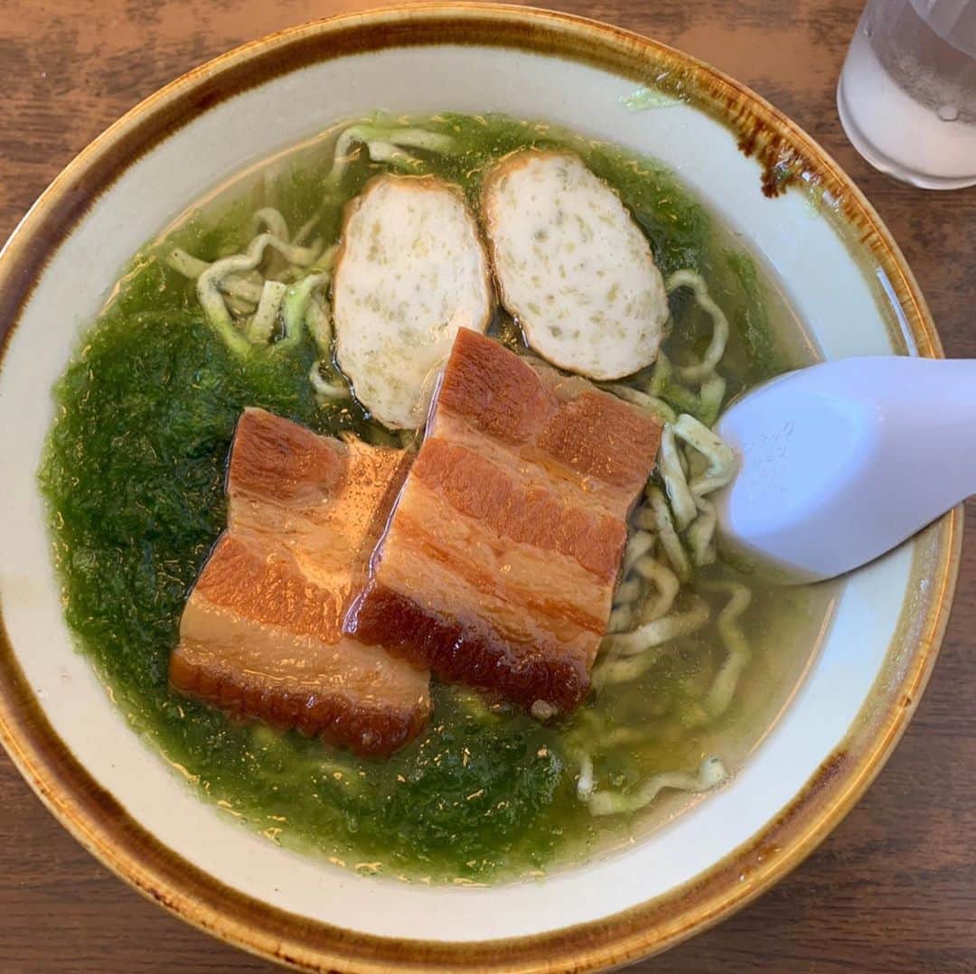 朋未のインスタグラム：「🍜  #なかむらそば #恩納村 #恩納村グルメ #ソーキそば #アーサそば  #沖縄旅行   開店と同時に行ったけどほぼ満席... あっさりしたスープにがつんとくるお肉。 沖縄ではアーサと言われるあおさと麺とのバランスが絶妙だった。 コバルトブルーの海を見ながら食べられるのも最高😂」