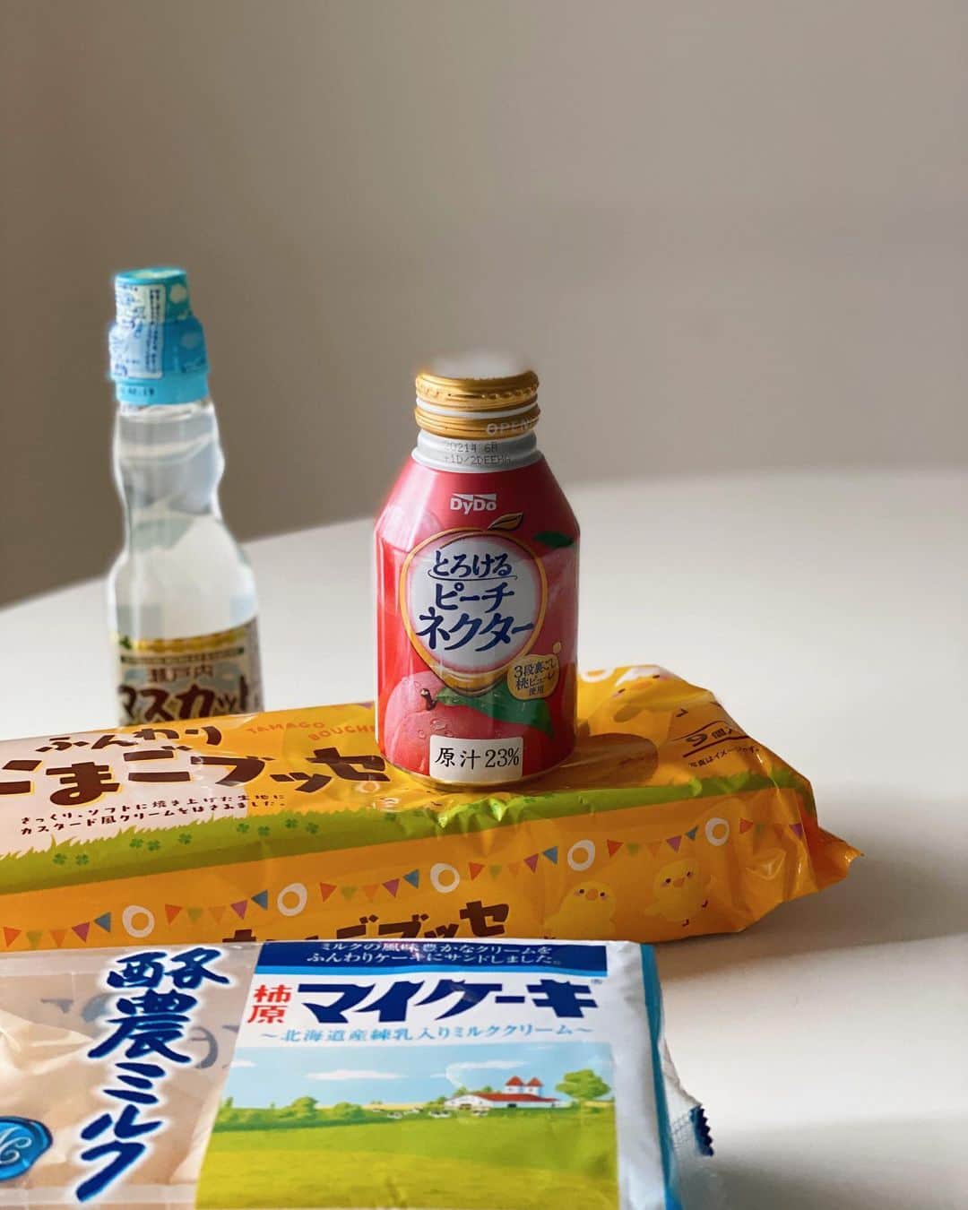 葉晟睿さんのインスタグラム写真 - (葉晟睿Instagram)「🗾 家樂福日本週🇯🇵疫情不能出國現在到 #家樂福 也能來個日本微旅行🛤️ 這次購買到多種日本新品而且都是很優惠的價格 ̊ଳ ̊ 吃著吃著根本回到之前在日本買一堆超市零食飲料回飯店吃的日子🤣 ⠀ ⠀ 柿原風味蛋糕酪農牛奶跟雞蛋卡士達奶油，這兩款是非常鬆軟的夾心蛋糕，蛋糕體濕潤甜而不膩，重點一口剛剛好的大小。DYDO水蜜桃果汁🍑從日本原裝進口，包裝輕巧非常方便攜帶。瀨戶內彈珠汽水有五種口味特別使用的是瀨戶內海各縣市的特產風味，微酸微甜真的有童年記憶的好滋味ღ( ´･ᴗ･` ) 最後的OiOcha綠茶茶包真的會一直回購🍵個別包裝沖泡真的很方便！！而且泡開的綠茶很濃郁香氣也很夠～ ⠀ ⠀ 🇯🇵10/6 tue—10/20 tue為家樂福日本週，只要購買指定日本週主題商品，每滿599元即可憑券19元加購「熊本熊黑麻油豚骨風味拉麵🍜」 ⠀ 🚂鐵道牆IG打卡抽鐵道列車模型 ❶ 追蹤@Carrefourtaiwan ❷ 10/20前至全台指定家樂福【日本鐵道牆】拍照打卡並加入hashtag #家樂福日本週 #家樂福鐵道遊日本 就有機會抽日本「Takara Tomy Plarail 鐵道列車模型」商品價值$1000，共7名 (不挑款) ⠀ *家樂福淡新店、新店店、蘆洲店、汐科店、內壢店、經國店、文心店、彰化店、安平店、鼎山店* 可去這幾家拍照打卡抽獎唷📷 ⠀ ⠀」10月8日 10時12分 - kalvin.yeh