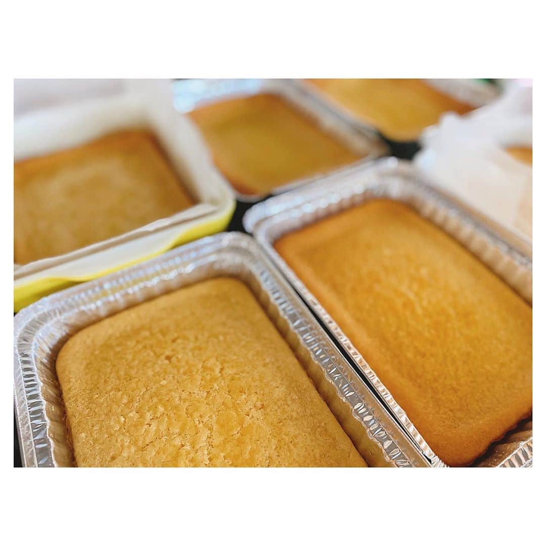 のインスタグラム：「I’m still researching which is the best butter mochi recipe. If you wanna try it, there is still one left😝 バターもちレシピ研究、密かに続いています😆 今回はコンデンスミルクver対ミルクver。お仕事のお礼と、執筆に頑張るお友達へお届け。無理矢理試食させてるともいう😂 残り一個、欲しい方がいらしたらどうぞー😂😂 . . #hawaii #happy #luckywelivehawaii #hawaiilife #foodie #foodporn #homemadesweets #localfood #lifeisajourney #instahawaii #sweets #mochi #butter  #homecooking #stayhome #ハワイ #ハワイ生活 #ハワイ暮らし #日々の暮らし #ハワイ好き #手作りお菓子 #バターもち #スイーツ #自宅待機 #研究中 #おやつ #おやつタイム #もちもち #おうち時間 #ハワイ好きな人と繋がりたい」