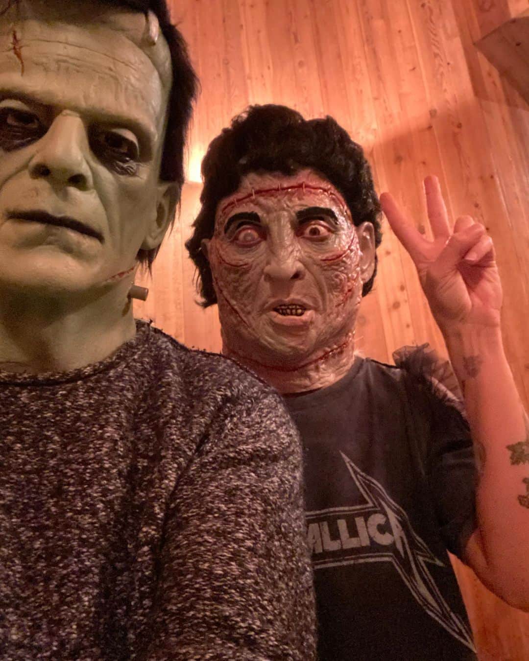 ロブ・ゾンビさんのインスタグラム写真 - (ロブ・ゾンビInstagram)「It’s on! Halloween gets creeping at the Zombie house.  Frankenstein Rob meets Frankenstein Sheri! 🎃 Thanks to @trick_or_treat_studios for the rocking masks. 🎃#halloween #robzombie #sherimoonzombie」10月8日 10時17分 - robzombieofficial