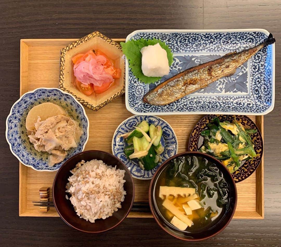 祐真朋樹さんのインスタグラム写真 - (祐真朋樹Instagram)「さんまー！和む  #朝ご飯  #祐ご飯  #たけのこ #ワカメ  #利ご飯 #ニラ玉 #大根 #豚肉 #トマトマリネ #きゅうり #しょうが #完食 #秋刀魚の味 #冷凍秋刀魚」10月8日 10時20分 - stsukezane