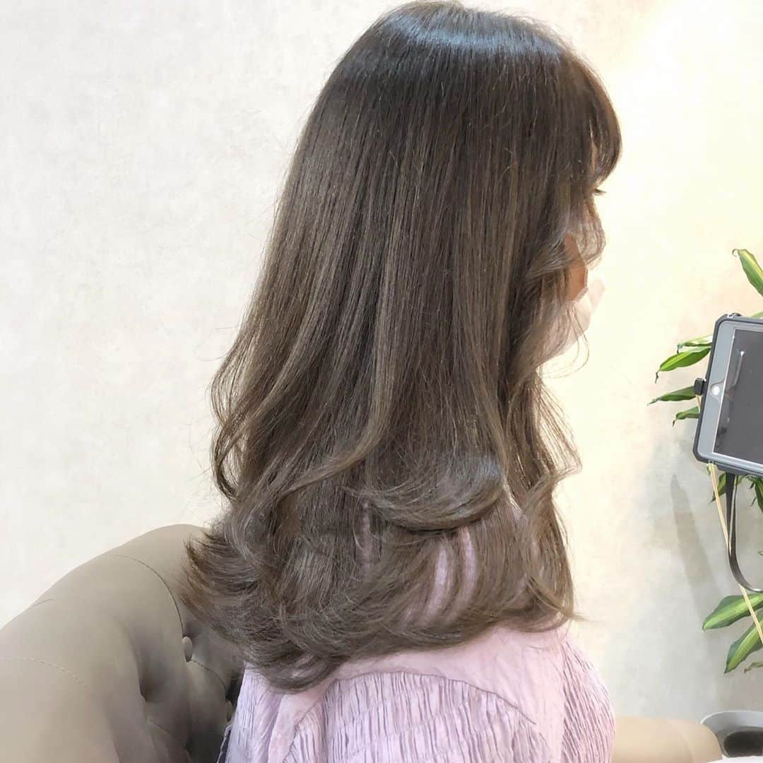 【高砂・美容師】平岡歩 ヘアアレンジ hairarrangeさんのインスタグラム写真 - (【高砂・美容師】平岡歩 ヘアアレンジ hairarrangeInstagram)「【ブリーチ無し✨透明感グレージュ✨】  マットと、ピンクでつくる透明感グレージュ✨ ブリーチ無くても元の髪の明るさが9レベル以上あれば透明感カラーも出来る場合があります♪ ご相談ください♪ ・  ＿＿＿＿＿＿＿＿＿＿＿＿＿＿＿＿＿＿＿＿＿＿＿﻿ ﻿ ウールーでは髪を綺麗するだけではなく、シンプルに来てくれた人を幸せにしたい☺️﻿ ﻿ 僕の想いは、お客様にとってWooluuwに来る事が、旅行に行く事と同等くらいの位置付けでありたいと思っています。﻿ 僕自身、旅行に行く事が凄く好きで、旅行いくぞー！ってなって、予約して、﻿ ﻿ その日まで後1ヶ月、﻿ あと1週間﻿ あと3日﻿ あと1日！﻿ ﻿ って、その日が来るまでワクワク楽しみで、なんかいつもよりテンションも高くいれて、そんな気持ちをWooluuwに行く前からも感じてもらえたら、皆様が幸せでいてもらえるんじゃないかと思い、日頃から技術を磨いたり、アイデアを振り絞って頭を使ってみたりしています☺️ ﻿ ﻿ もちろん御来店頂いた当日も至福の時間を過ごしていただき、また次回の御来店までの活力を髪に想いを込めて送り出させていただきたいと思っています☺️﻿ ﻿ ウールーのテーマでもある、﻿ 【写真に残しておきたくなるような空間】が旅行とか楽しいこととリンクしていれば嬉しいです✨﻿  ＿＿＿＿＿＿＿＿＿＿＿＿＿＿＿＿＿＿＿＿＿＿＿﻿ ﻿ 画像スワイプしてみてください♪﻿ ﻿ 画像や動画は保存して後から見返してにお使い下さい♪﻿ ＿＿＿＿＿＿＿＿＿＿＿＿＿＿＿＿＿＿＿＿＿＿＿﻿ ﻿ 【自分に合うカラーをお探しの方】﻿ 【ハイライトカラーをお探しの方】﻿ 【髪質改善をしたい方】﻿ 【ヘアアレンジがしたい方】﻿ ﻿ ﻿ の方々向けに毎日更新しています✨﻿ フォローして応援して頂ければ嬉しい限りです😆﻿ ﻿ ⬇︎⬇︎⬇︎⬇︎⬇︎⬇︎⬇︎⬇︎⬇︎⬇︎⬇︎⬇︎⬇︎⬇︎⬇︎⬇︎⬇︎⬇︎﻿ 《@ayumi_hiraoka》﻿ ＿＿＿＿＿＿＿＿＿＿＿＿＿＿＿＿＿＿＿＿＿＿＿﻿ @wooluuw 代表　﻿ 平岡歩﻿ ﻿ ウールーは﻿ ・キッズルーム完備﻿ ・FREE Wi-Fi﻿ ・日替わりデザートサービス🍰﻿ ・豊富なドリンクサービス🥤﻿ ・オリジナルシャンプー﻿ など、ウールーでしか体験できない﻿ 想い出に残る仕掛けが沢山あります✨﻿ ﻿ ただ髪を綺麗に整えるだけでなく﻿ 私達が輝かせたいのはあなたの心です☺️ ﻿ ﻿ 【お店情報】﻿ 営業時間　10時〜20時ぐらい﻿ 料金表　インスタグラム　ハイライトに記載﻿ 住所　兵庫県姫路市二階町﻿ ﻿ 【ご予約方法】﻿ ご予約時にLINE @にて﻿ ・料金の事前提示﻿ ・所要時間の事前提示﻿ ・このカラーはどのメニュー選べばいい？﻿ などお気軽にご相談下さい🙇‍♂️ ご予約はこちらのLINEからお願いします♪﻿ LINE ID 【@ekm1861m】﻿ LINEのID検索より検索してください﻿ 最初の＠マークを忘れずに入れて下さい。﻿ ご質問などはコメントにお願い致します。﻿ ・﻿ ﻿  #グレージュ　#グレージュカラー　#アッシュグレー ＃モノトーングレージュ  #暗めグレージュ #暗めカラー #暗めグレージュ  #グレージュアッシュ　#暗髪 #暗髪グレージュ  #ミルクティーアッシュ　#春カラー #ブリーチ無し #ブリーチ無しカラー #アッシュベージュ  #くすみカラー #アッシュグレージュ  #ブリーチなし #ブリーチなしカラー #オリーブグレージュ  #オリーブグレー  #アッシュ系 #カーキグレージュ #透明感 #透明感カラー #透明感へアカラー」10月8日 10時29分 - ayumi_hiraoka