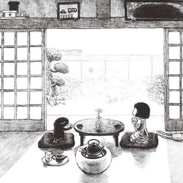 偕成社さんのインスタグラム写真 - (偕成社Instagram)「【レビュー紹介！】第25回日本絵本賞で大賞にかがやいた、田中清代さんの絵本『くろいの』。先日ネットギャリーにて開催された日本絵本賞のレビューコンテストでは、たくさんのすてきなレビューが届きました！　一部をご紹介します。  ---------------- 少女にだけ見える謎のいきもの「くろいの」。その正体はいったい… とても優しく、繊細な描写で、白黒で表現される世界観の中に広がる物語は、無限大の可能性を感じます。 最終的な物語は読者に作り上げていってもらいたいです。 ---------------- とても良かった。 どうしようもなく削れてしまっているときに、息をふきかえせるのは、こんなふうな奥の世界。たやすく誰もが入ってこられることのない世界なら、壁をゆるめて息をつける。それをこんなふうに描いてくれて、とてもうれしかった。 ---------------- ページをめくるたびに、次はどうなる？という期待でいっぱいになる。  秘密の場所、ひとりでいるときに空想の友だち。 言葉を交わさなくても一緒にいるだけで満たされる 暗い押入れから入る幻想的な屋根裏。 黒と白の世界だが、 まるで色が付いたように思えるすてきな場所  幼いころの自分と重なる とても共感できる絵本  シンプルな絵本だけに 読み手に自由なイメージを与える  読後の余韻を楽しみたい。 ----------------  すべて黒い銅版画で描かれたモノクロの作品ながら、あたたかでたくさんの色を感じさせてくれる『くろいの』。「記憶の中では色とりどりの絵本になっていたので、読み返してモノクロだったことにびっくり！」といった声もありました。 女の子にだけ見えるふしぎな生きもの”くろいの”に、ぜひ出会ってみてくださいね。  ＊ネットギャリーとは？ 出版社が掲載する発売前の作品やイチオシ作品をサキヨミできるサイト。今回のようなレビューコンテストなど、キャンペーンも開催されています。  #くろいの #田中清代 #日本絵本賞 #大賞 #受賞作品 #ネットギャリー #レビュー #ブックレビュー #書評 #絵本レビュー #偕成社 #kaiseisha #公式アカウント #絵本 #児童書」10月8日 10時30分 - kaiseisha_pr