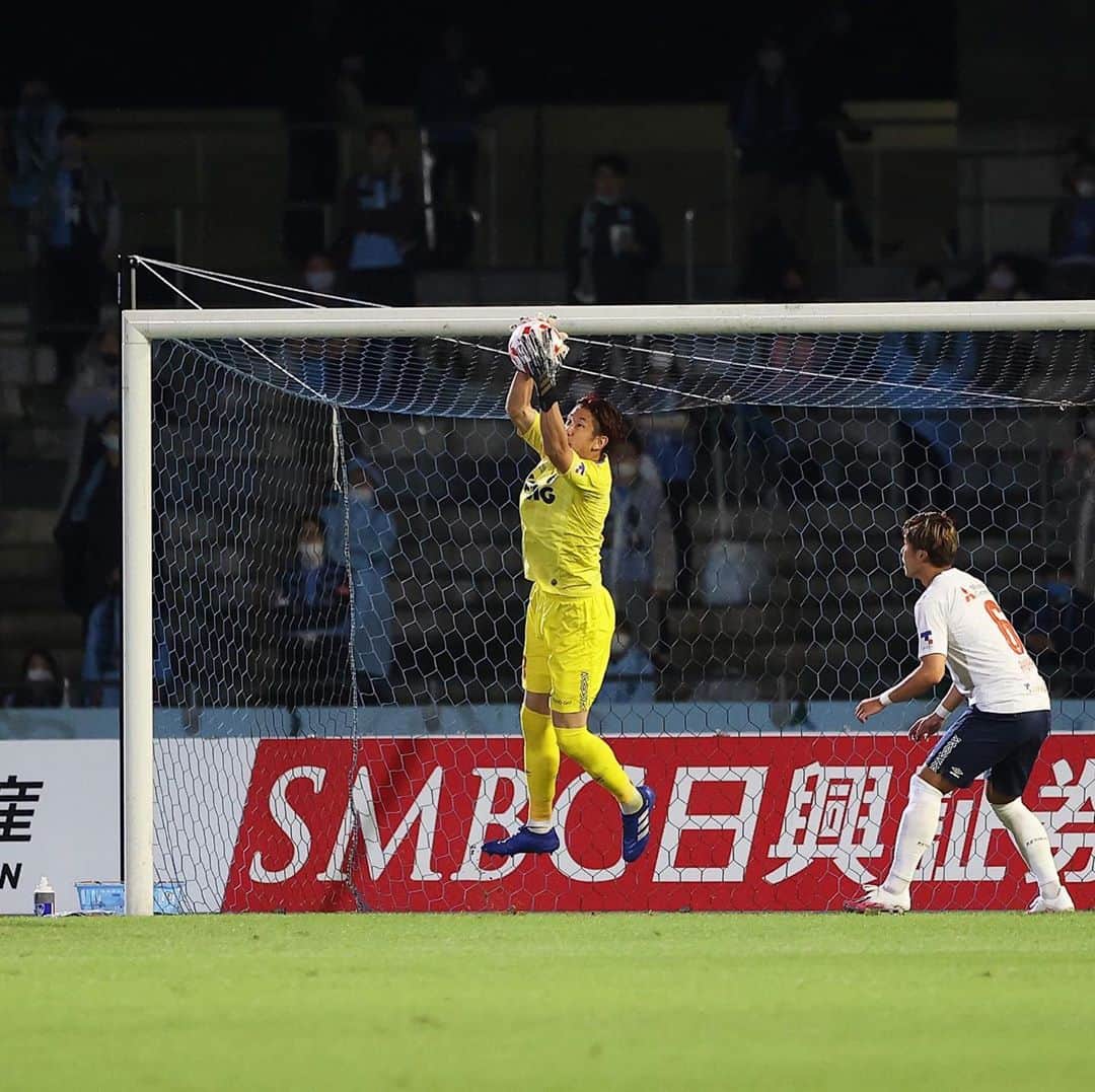 林彰洋のインスタグラム：「Levain cup  vs川崎 川崎をリスペクトしてるからこその布陣であった事は間違いない。 そんな中でチーム一丸となる闘いができた。 リーグ戦ではチームとして叩かれて、どん底まで落とされた。 その雪辱の想いを持って今回は挑めたと思う。 ただ監督選手サポーター 皆んなが思ってる通りまだ何も勝ち得てない。 一戦一戦闘っていきましょう🤝 応援ありがとうございました❗️ #ルヴァンカップ #vs川崎フロンターレ #fctokyo」