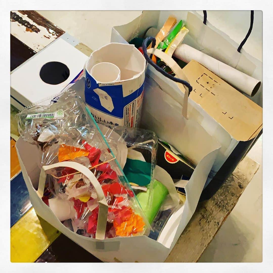 星野真里さんのインスタグラム写真 - (星野真里Instagram)「私にはゴミでも数日間はまだ捨てずにおきます娘の作品 #幼稚園で箱を集めています #ゴミ捨てが楽になったと思いきや #逆に捨てづらくなって戻ってきます #皆さんどうしてるのだろう」10月8日 10時34分 - mari_hoshino.7.27