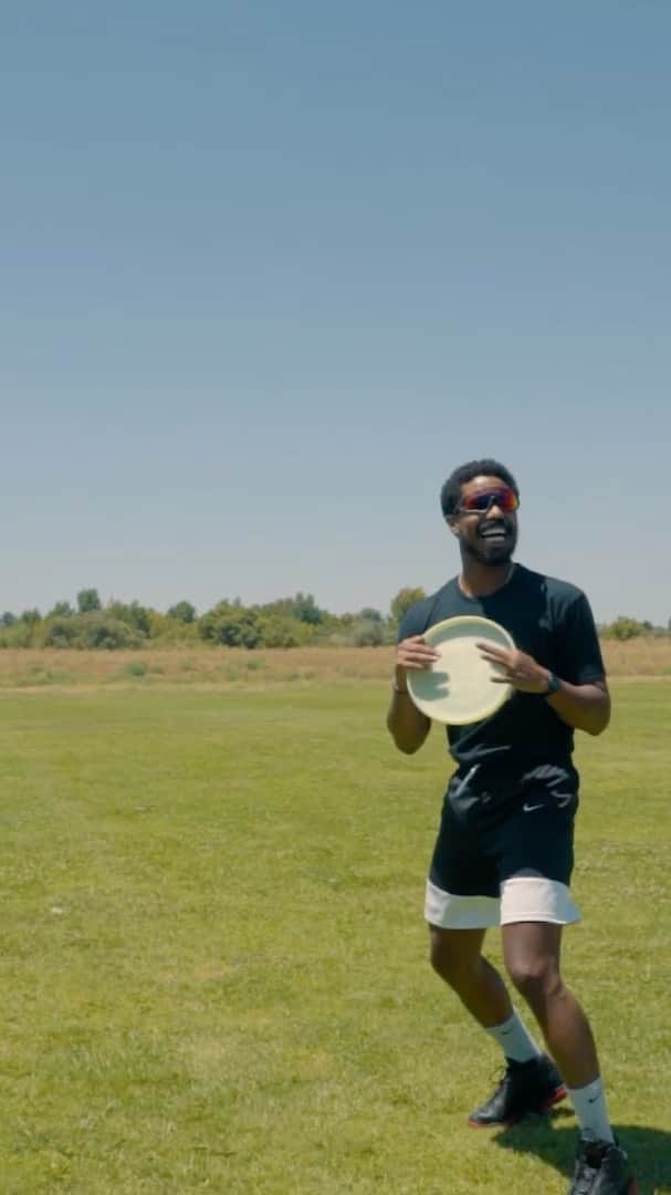 マイケル・B・ジョーダンのインスタグラム：「We found out that Ultimate Frisbee is an official event at the next Olympics... So we squadin up ! 😂🏅  ⚫️ team : @keepitcharlie @jus_chad @cj_tate   ⚪️team : @steelobrim @carverguru @jove14  @cousinbob_  frankbrim   📹: @brnctt @rickydirects @_dz_does_it_」