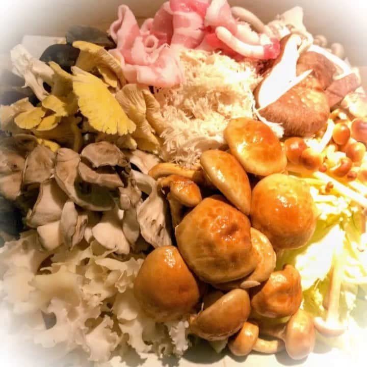 のインスタグラム：「Go To Eatキャンペーン対象店　♬BGM入り 森の机で“キノコ三昧” きのこはビタミン、ミネラル、食物繊維、旨味成分豊富で低カロリー。実りの秋は森の机でキノコづくし。 ■ディナーは森の机名物「キノコとろろ鍋」 ■ランチはキノコの旨味満載の「キノコの卵雑炊」美味しい肉じゃが付きランチセット。 ■Lunch 11:30-14:30/ Dinner 17:00-23:00 /テイクアウト＆デリバリー11:30〜ご予約お待ちしております03-3710-8383 感染防止徹底宣言:森の机は東京都新型コロナウイルス感染症対策本部による飲食店の感染防止対策を適切に実施しています。 【換気】エントランス、スタッフ通用口のドアの常時開放及び店内４面の窓による換気 【距離】キャンドルを置いた空席テーブルによりお隣とのお席の距離をゆったりと確保しています  #森の机 #恵比寿森の机 #morinotsukue #ebisugourmet #恵比寿グルメ #恵比寿レストラン #恵比寿界隈の美味しい店 #女性にオススメ恵比寿ランチのお店」