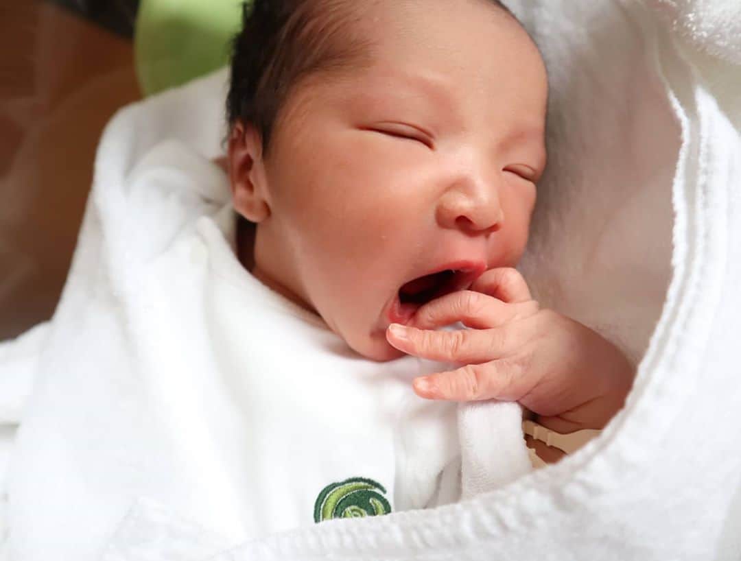 佐藤夏希のインスタグラム：「皆様、初めまして♡  #justborn #baby #babyboy #新生児」