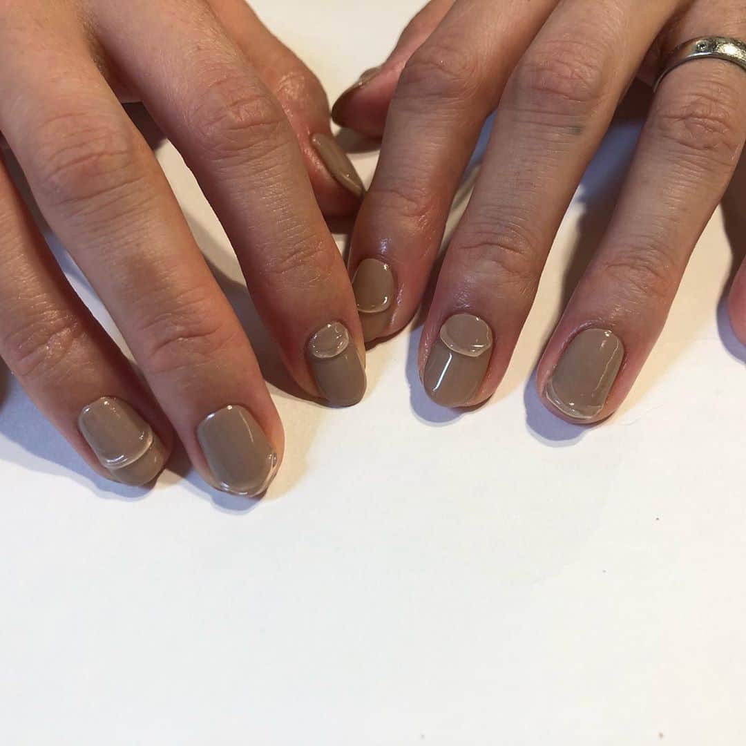 関根祥子のインスタグラム：「プニュ🤍  このゆる〜いプニュがたまらん🐰  #mojonail#nails」