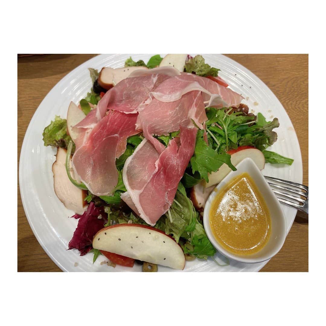 實石あづささんのインスタグラム写真 - (實石あづさInstagram)「. サラダのきろく🥗 . 仕事前とか合間のランチは 最近もっぱらサラダ。 重すぎないし、眠くならないので とても良いです🙆🏻‍♀️ . この３つは最近特にお気に入り。 パーラー大箸のトーバーサラダ。 Cosme Kitchen Adaptationの クリーンイーティングサラダ。 最後は Le Bar a Vinのシェフズサラダ。 まだまだ新しいサラダに 出会いたい😳✨ .  #lunch #ランチ #salad #サラダ  #サラダランチ #🥗  #お気に入り #myfavorite  #パーラー大箸 #トーバーサラダ#lebaravin52 #成城石井 #cosmekitchenadaptation  #コスメキッチンアダプテーション #tokyo #フリーアナウンサー #tv #news #實石あづさ」10月8日 11時05分 - azusa_jitsuishi