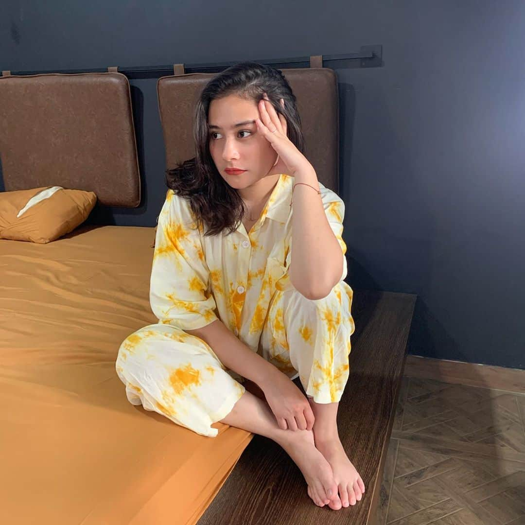 Prilly Latuconsinaさんのインスタグラム写真 - (Prilly LatuconsinaInstagram)「Pagi. Masih mau cuddle sama guling 🥺」10月8日 11時10分 - prillylatuconsina96