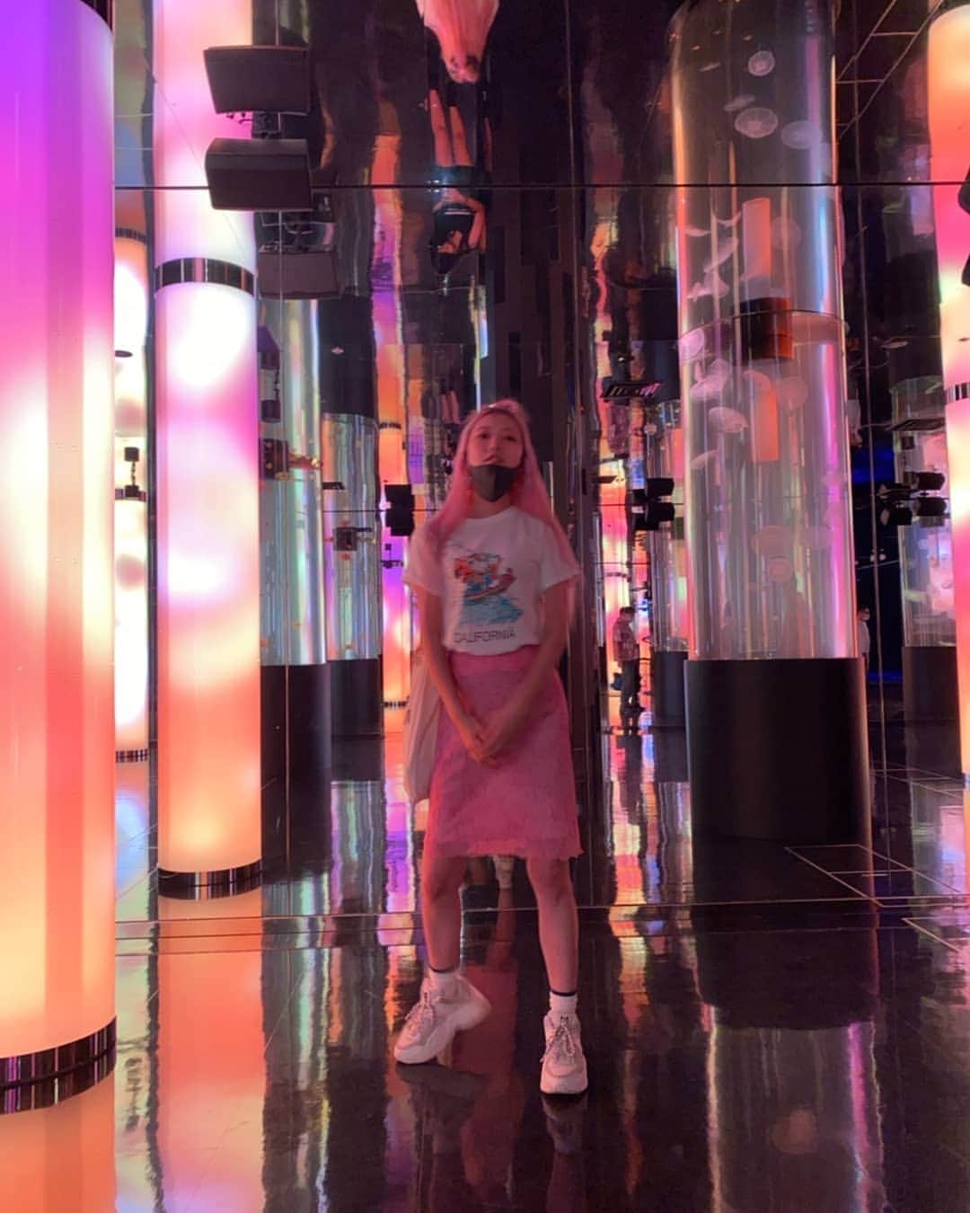 小林レイミのインスタグラム：「新しく出来た水族館めっちゃ楽しかった🐠💕美ら海行った事ないけど  #okinawa #aquarium #jellyfish #travelersnotebook #travelpost #tripjapan #vintagefashion #90sfashion #カワウソ界のスターいた」