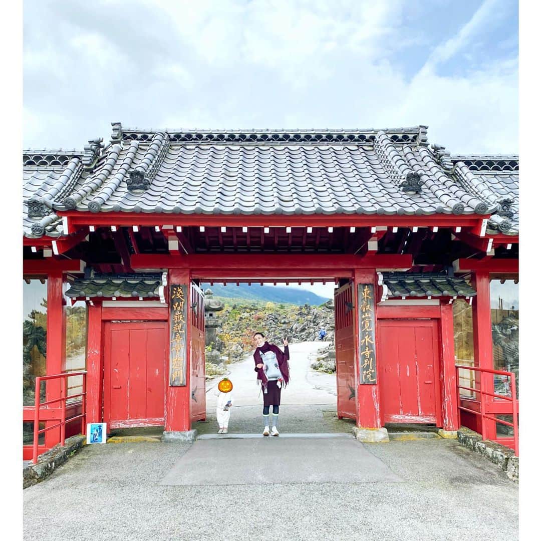 エミ・マイヤーのインスタグラム：「Beautiful day climbing a volcano shrine ⛩🌋娘はずっと鬼を探していましたw #鬼押出し園 #oni」