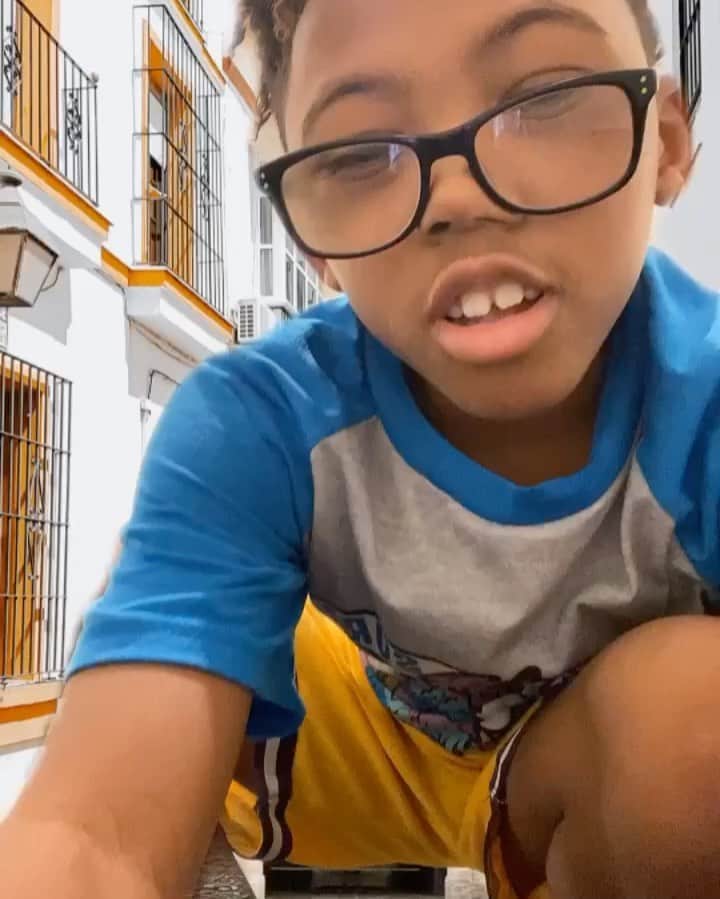 ニック・ヤングのインスタグラム：「@lilswaggy1 chronicles 😂😂😂😂」