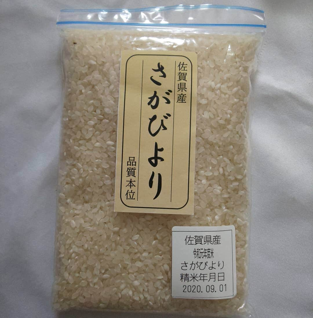 藤原宏美（ひろみん）さんのインスタグラム写真 - (藤原宏美（ひろみん）Instagram)「【炊き立てつやつや、程よいもちもち感】  普段は玄米食なのですが、 白米も好き。というか、お米が好きーっ🍚  特に炊き立てのごはんは、 最高に美味しいですよね～😍  こちら「さがびより」は、 九州北部の水と緑に恵まれた 自然豊かな佐賀県産♥️  米粒が大きくしっかりして、 噛み応えがあり、 炊き上がりはつやつや、 もっちりとした食感がありました。  また、粘りと甘みも強く、 噛めば噛むほど豊かな香りが口の中に広がって、とっても美味しい～👍️  まさにごはんが主役の食卓になりました✨  肥料、農薬、植え付けなどの全工程において徹底した管理を行っておられるからこその品質。  今年度の佐賀県は、日照不足や台風による塩害被害等の影響により、白っぽいお米が入っていることがあるとあらかじめ聞いていましたが、全く問題なく本当に美味しかったです。  日本穀物検定協会が毎年行っている食味検定による評価「米の食味ランキング」では、最高評価10年連続“特A”獲得の実力ある「さがびより」🍚  是非新米も味わいたいです😍  @siokaze0712   #さがびより #有明潮風ファーム #白米 #米 #新米 #おうちごはん #家庭料理  #コエタス #佐賀県産 #九州好き #炊き立てご飯 #特A #食欲の秋 #手づくりごはん #藤原宏美」10月8日 11時26分 - hiromint7