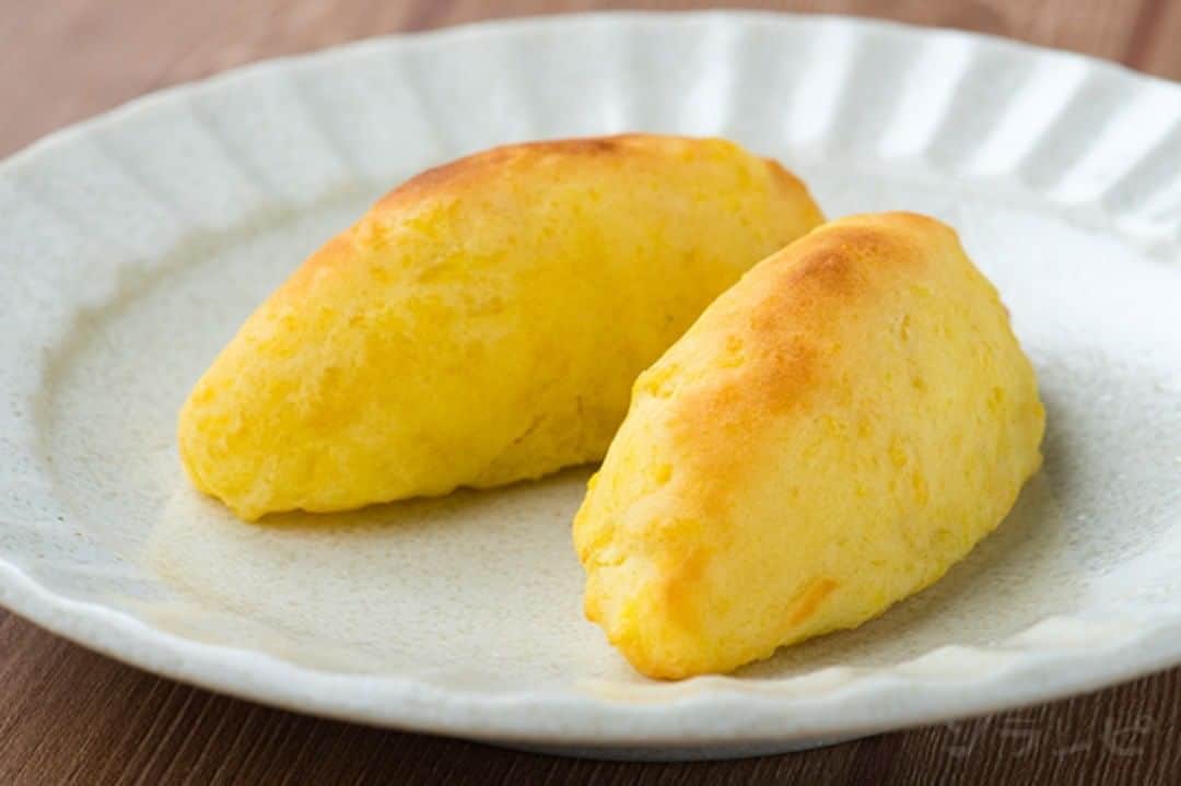 ソラレピのインスタグラム：「スイートポテト風おやつ Sweet potato-style snack . 電子レンジとトースターで手軽に作れるおやつです✨ さつまいもの甘みが美味しい一品です😍💕 . 【材料】<2人分> サツマイモ・・・100g バター・・・4g 砂糖・・・9g 牛乳・・・15g .  レシピの詳細はソラレピアプリでチェック @solarepi のリンクからDLできます ソラレピ献立の写真投稿も #ソラレピ でお待ちしてます♪ . #solarepi #food #recipe #レシピ #cooking #料理 #instafood #簡単料理 #簡単レシピ #献立 #menu #japanesehomecooking #japanesefood #yummy #foodporn #foodstagram #homecooking #deristagrammer #クッキングラム #おうちごはん #スイートポテト #sweetpotato #さつまいも #おやつ #旬」