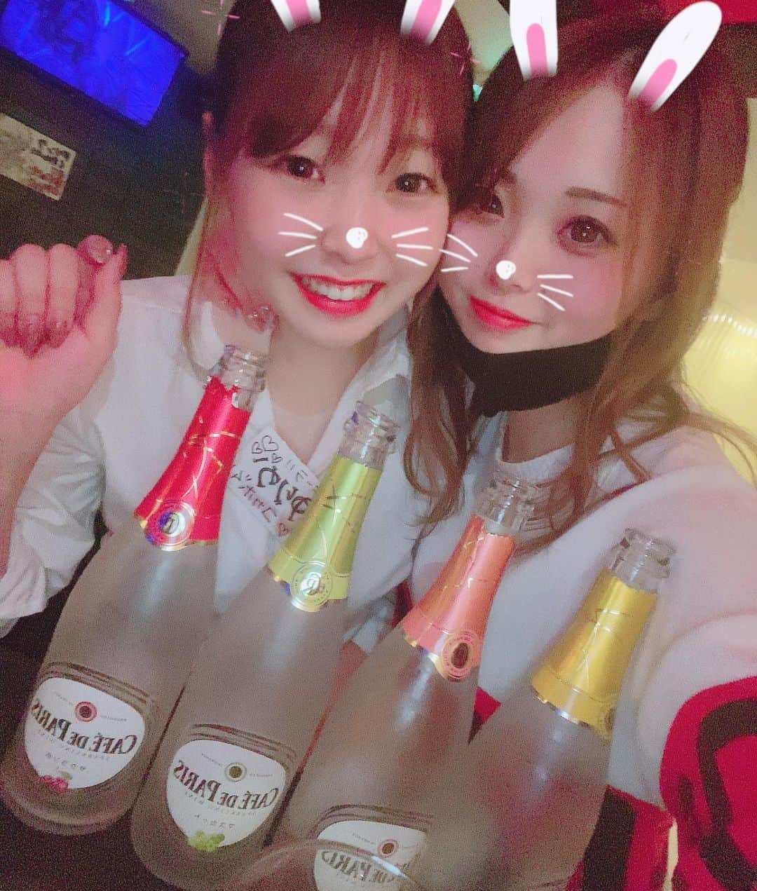 のんのんのインスタグラム：「. . 2020.10.08 . おはようございます☀ 先日、行きつけのガールズバーOTOさんに お祝いしに行きました🎉🎉🎉 . . 女の子可愛いし、ずっと居れるわ💓 次も楽しみだっ‼️ @bar.oto  . . 本日もラウンジリオ 博多店盛り上がって行きましょう‼️ . . #博多 #筑紫口 #中洲 #歌舞伎町  #名古屋 #ミナミ #すすきの #錦 #キャバクラ #ニュークラブ #ラウンジ #ガールズバー #朝キャバ #昼キャバ #朝昼キャバ #キャバ嬢 #ホステス #ポケパラ #ナイツネット #キャバコレ #撮影 #宣材写真 #モデル #ドレス #バリポケ  #ドンペリ #ソウメイ#アルマンド #シャンパン」