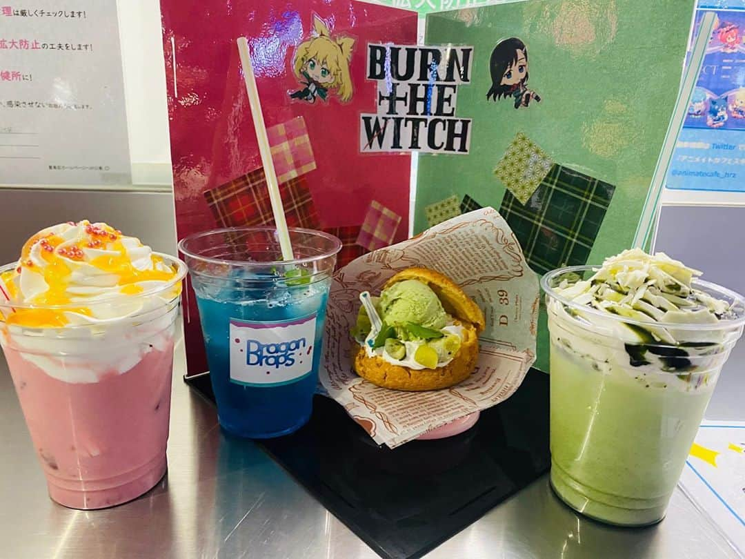 田野アサミさんのインスタグラム写真 - (田野アサミInstagram)「🍓🍊🍵🌱. #ハレザ池袋 さんアニメイトカフェのBURN THE WITCH コラボカフェへ #山田唯菜 氏（新橋のえる）と行ってきました❣️ すっごい広い広場（野外）にあるので🏠 ソーシャルディスタンス&換気がめちゃくちゃできているので安心ですよ🧙‍♀️  私達が行った時お客さんがのえるの抹茶のドリンク飲んでいたり、女の子達がフォトスポットで飲み物の写真を撮っていたり※しかも携帯ケース📱が赤チェックのグッズのケース😭❣️ 嬉しい場面もあり。楽しかったー🙌🏻✨ 10月19日までのコラボです だから皆さんにも更に盛り上げて欲しいです❤️ 遊びにいって下さいね〜行ったら#burn_the_witch か#burnthewitch のハッシュタグ付けて呟いてね〜🕊  他にも渋谷・吉祥寺パルコ・仙台・大阪日本橋・岡山・アニメイト名古屋パルコ（クッキー出張販売店） でもあるみたいなので皆の近い所あります様に🙌🏻🧙‍♀️ #久保帯人 先生 #田野アサミ#asamitano#ニニースパンコール 2人はこの後アニメイトへ行きます😂❤️」10月8日 11時41分 - tano_asami