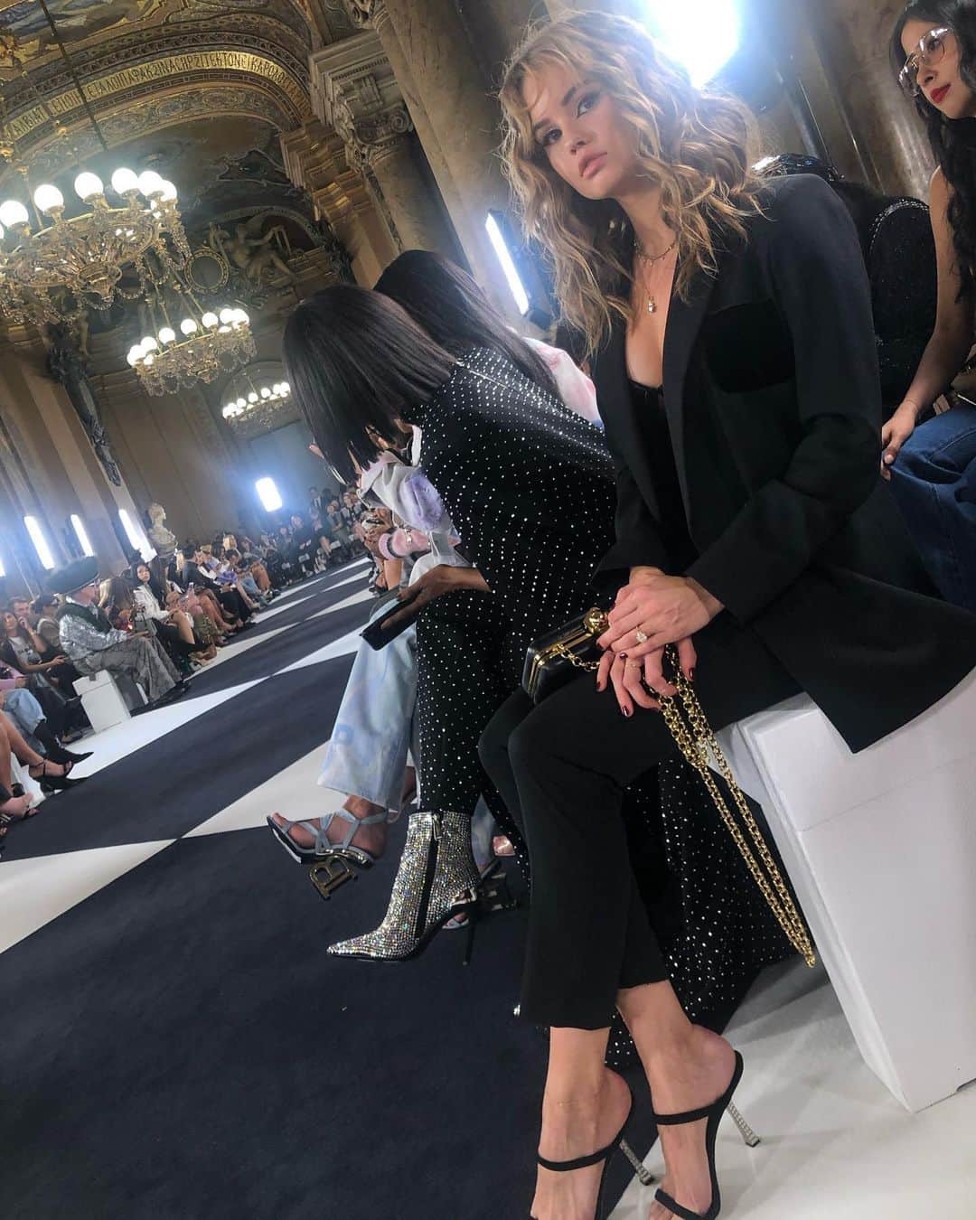 デビー・ライアンのインスタグラム：「man #PFW obviously looked different last year — 2020 looks like me fomo and reminiscing playing with all my @lorealparis stuff, creating a twinkly iridescent geometric eye at home   💫 Fresh Wear foundation + True Match Eye Cream Concealer ❄️ Brilliant Eyes in Crystal Shine + Diamond Drop, feat. Air Mascara  🖋 Matte Signature Eyeliner in Burgundy on the outside wing, Greige bringing it in, and the color Blue where you see it’s blue  👩‍🎨 Colour Riche lipstick in Montemarte and Age Perfect Radiant Blush in Marigold #lorealparispartner」