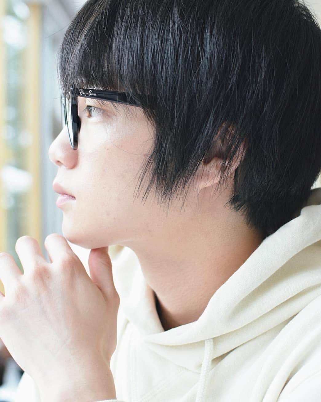 外山将平のインスタグラム：「横顔。 気温ぐっと下がりましたね！ 体調にはお気をつけてっ！  photo by:key #こんにちは#hello#役者#俳優#外山将平#fashion#カメラ好きな人と繋がりたい#camera#今日の外山#ootd#写真#眼鏡男子#メガネ男子#一重#rayban#drmartens#美術#美術館巡り#Nikon#lunch#パーカー#パーカーコーデ#パーカー男子」