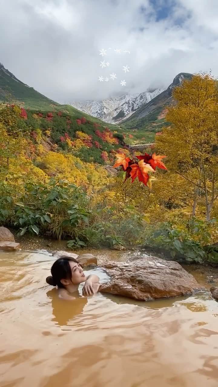 北出恭子のインスタグラム：「"Ryouunkaku" at Tokachidake Onsen in Hokkaido ♨️   This is a hot spring facility at the highest altitude in Hokkaido 🏔  At this time of year, you can enjoy the beautiful autumn leaves and snowy scenery from the open-air bath 🍁❄️  📸 @onsencam   #kitadekyoko #hotspings #japan  #japanesegirl #onsen #outdoorbath #tokachidakeonsen #tokachi #hokkaido #溫泉 #온천 #spa #trip #travel #winter #autumn #mountains #beautiful #十勝岳温泉凌雲閣 #温泉専門家 #温泉家 #北出恭子 #温泉 #北海道 #紅葉 #秋 #冬 #雪 #混浴 #露天風呂」