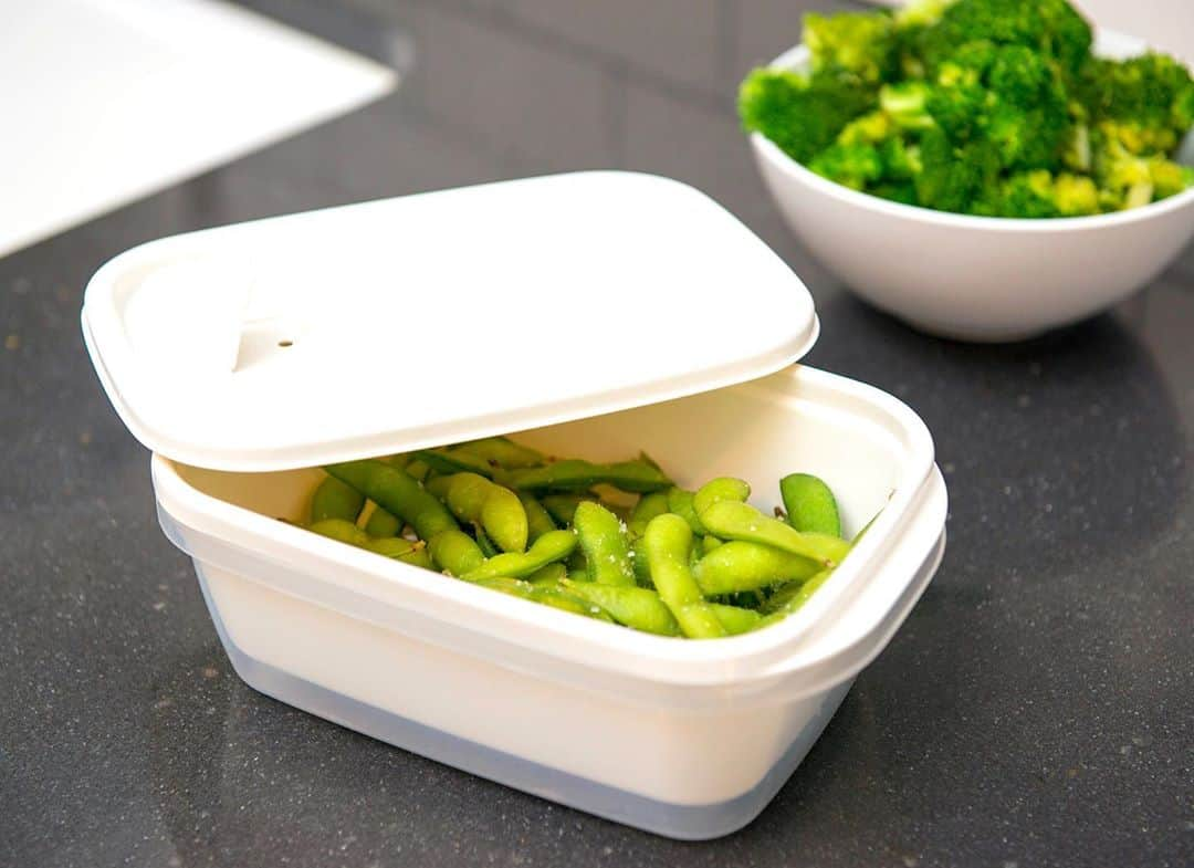 Lustrowareのインスタグラム：「Prepping health meal is so easy by using our vent flap container with colander. Ingredients get steamed evenly and nutrition doesn’t run off from the ingredients. #lustroware #container #healthylifestyle #healthyeating #healthy #boostimmunity #edamame #green #broccoli」