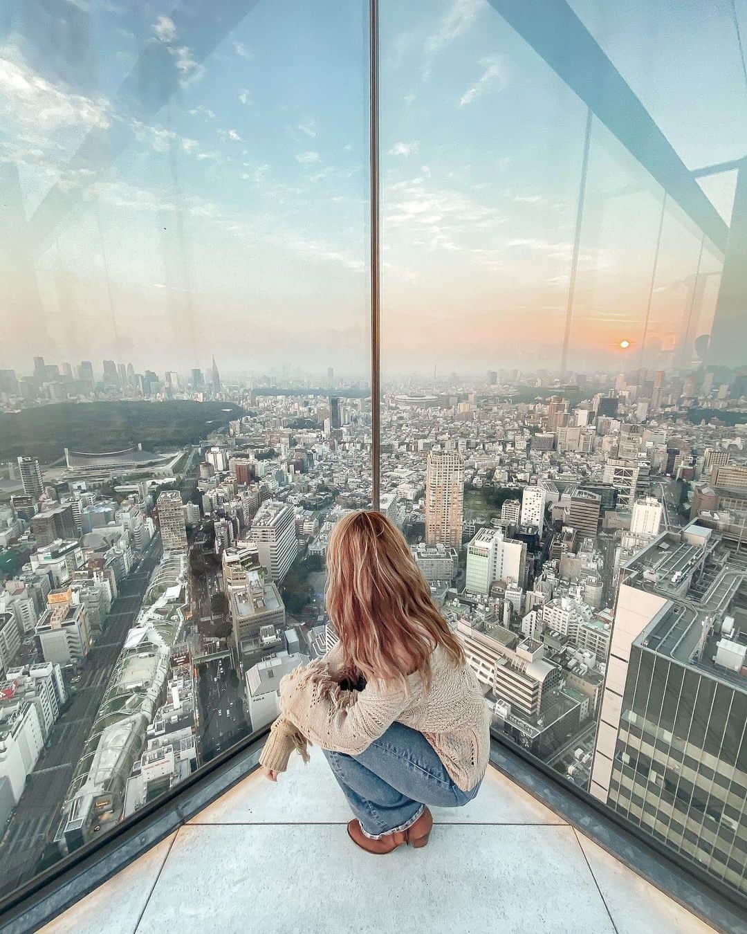 Manamiのインスタグラム：「🏙🌇🌃  なんだかんだでやっと来てみた @shibuya_sky  こんなに近くにこんな景色見れる場所あるなんてすごい😳✨ 4枚目の撮影スポットは、 暗くなってくると床がライトアップされちゃって 顔がブスに写って盛れないので笑、 ここは夕方より前に撮るのがおすすめ🤣🤣🤣 あと、バッグや帽子はロッカーに預けることになるので コーデ組むとき注意☝🏻👜👒  OOTDは knit @cavezarosso camisole @zara denim @moussyofficial boots @urbanoutfitters  📸 @sachi_918」