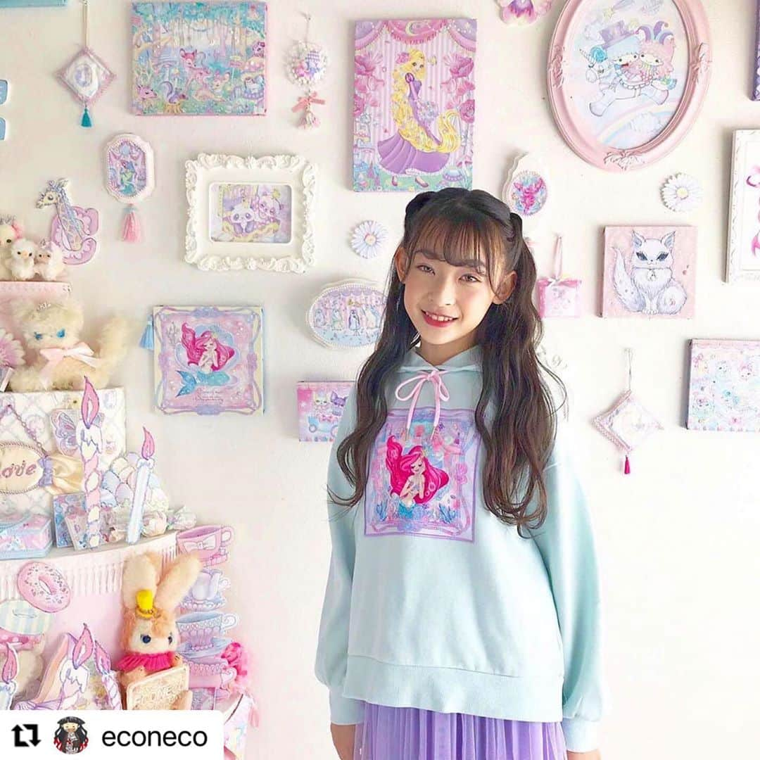 乃江咲綾さんのインスタグラム写真 - (乃江咲綾Instagram)「@econeco @grshimamura  しまむらのオンラインSHOPでeconeco×プリンセスのコラボ商品が販売されてます💕 小さい頃から好きだった夢かわの世界感なeconecoとさあや好きなアリエルがコラボした洋服のモデルをさせて頂きとても嬉しかったです💓💓💓 他にも可愛い空間でのオフショ撮ったからまた載せます☺️ #econeco#エコネコ#ゆめかわ#しまむら#ディズニー#プリンセス#disney  *⃝̣◌︎⑅⃝︎◍︎♡︎◌︎*⃝̥◍︎♡︎*⃝̣◌︎⑅⃝︎◍︎♡︎◌︎*⃝̥◍︎ #Repost @econeco with @make_repost ・・・ 🎀 プリンセスシリーズのパーカーは アリエル/エルサ/ラプンツェルと 160cmサイズまであるよーー🙋🏼‍♀️ 後ろが編み上げリボンフードで可愛い  大人サイズのご要望が多かったから 気になってる方は是非✨ この機会にチャレンジしてほしい  モデルのさあやちゃんは150cm着用」10月8日 11時43分 - saaya_saaya0906