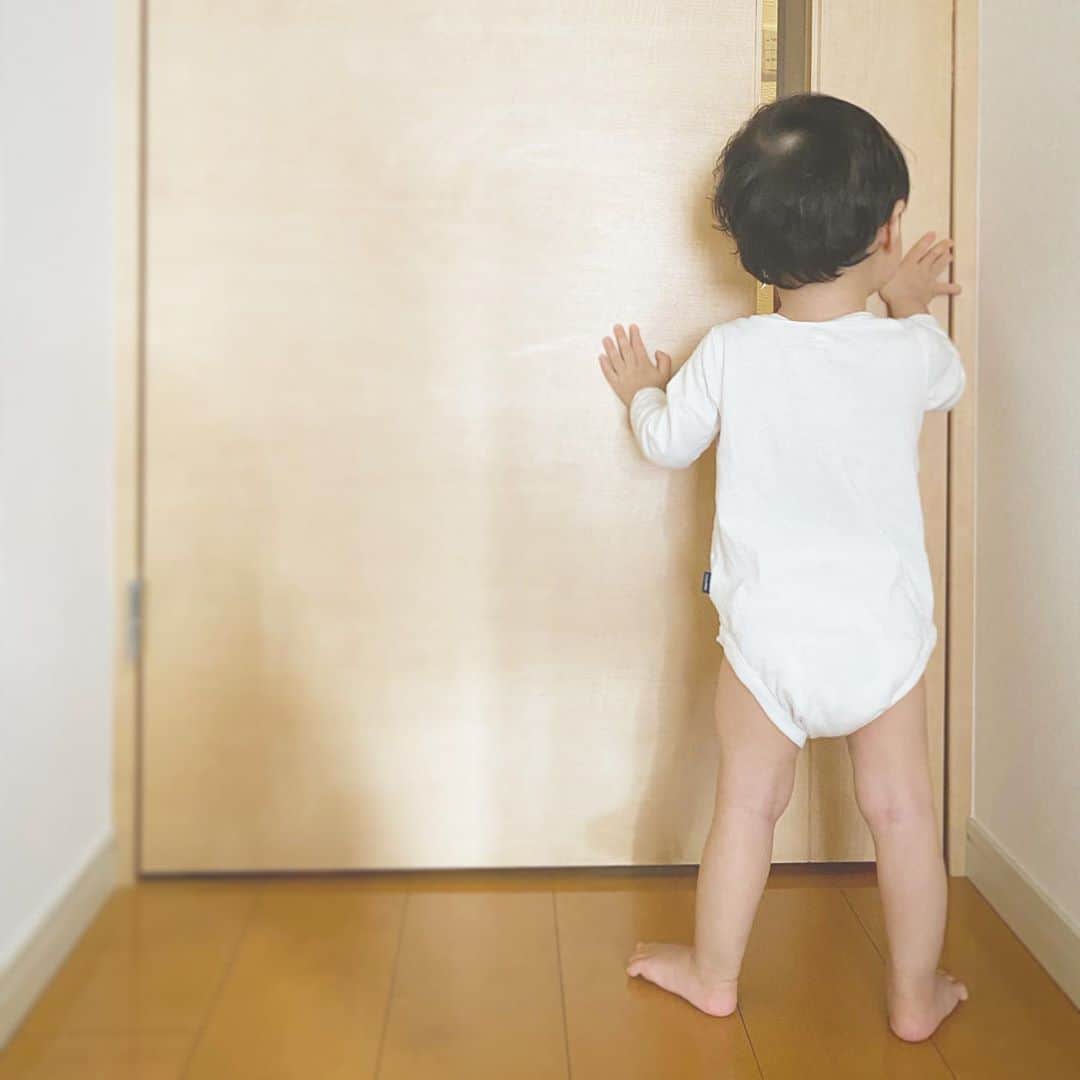 のインスタグラム：「後追いがすごいお年頃。  好奇心の塊で ほんとに目が離せない…！  ねぇねぇ ズボン履こうよー。  お着替え中でもおかまいなしです。  #myson #1yearold  #changing #backview  #cute #morningtime #babymilestones」