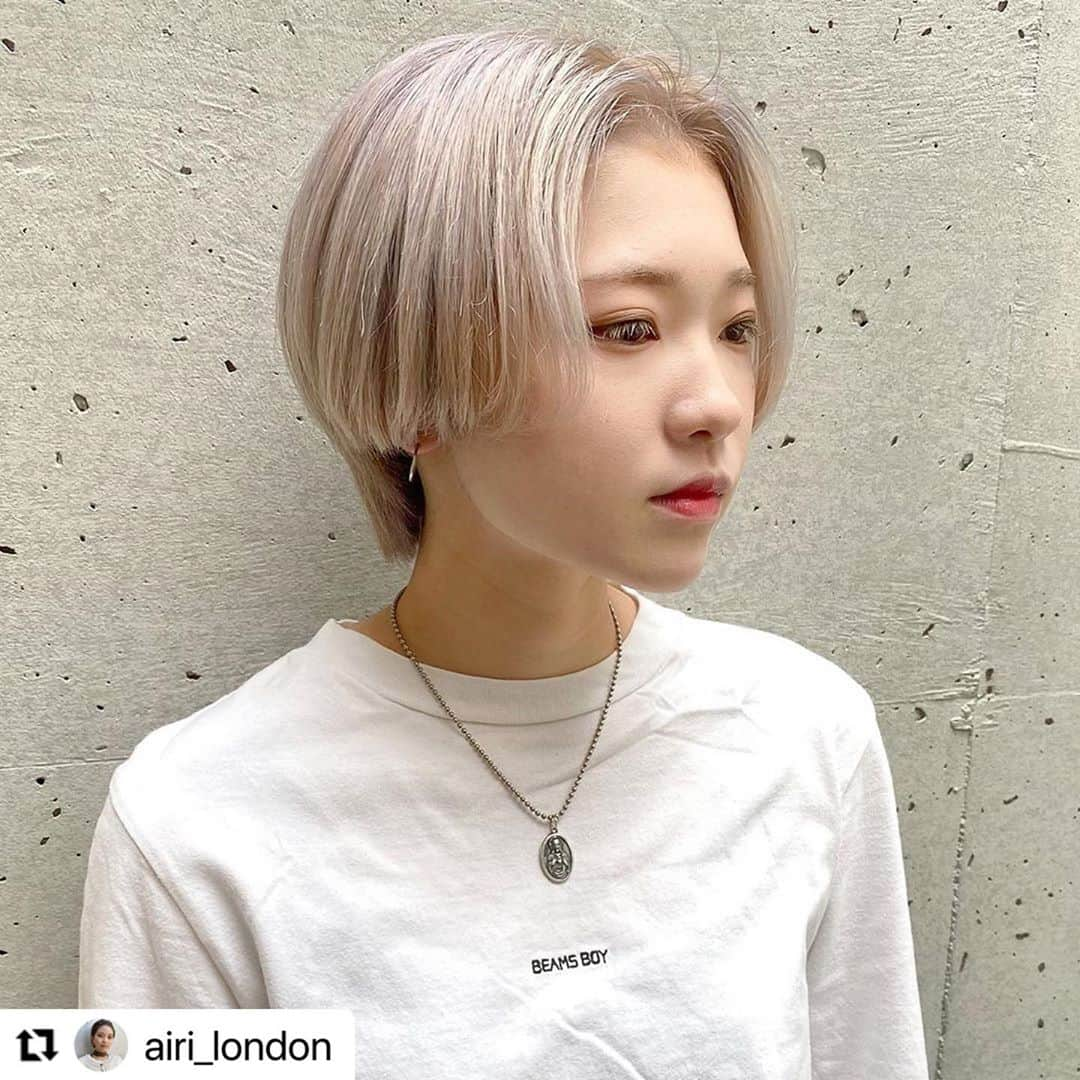 Hairsalon BREEN Tokyoさんのインスタグラム写真 - (Hairsalon BREEN TokyoInstagram)「" white blond " . ここ最近スタッフカラーのホワイトカラー率が高く極めております。。 今回は @krkm_moe をホワイトブロンド（ピンク寄）に染めました♡ ホワイトカラーでも種類は沢山あります！ ピンク寄りのホワイトカラーは色落ちがマイルドなホワイトに落ちてきます🤞🏼 ※ブリーチ2回以上必須」10月8日 11時48分 - hairsalon_breen_tokyo