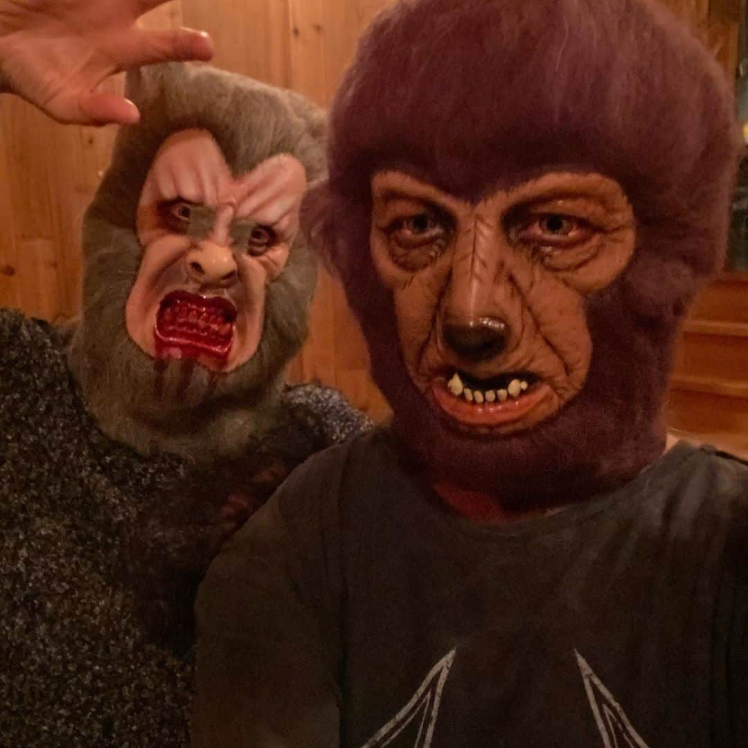 シェリ・ムーン・ゾンビのインスタグラム：「Getting costume ideas for #Halloween with @robzombieofficial werewolf rob & wolf man sheri @trick_or_treat_studios = fun」