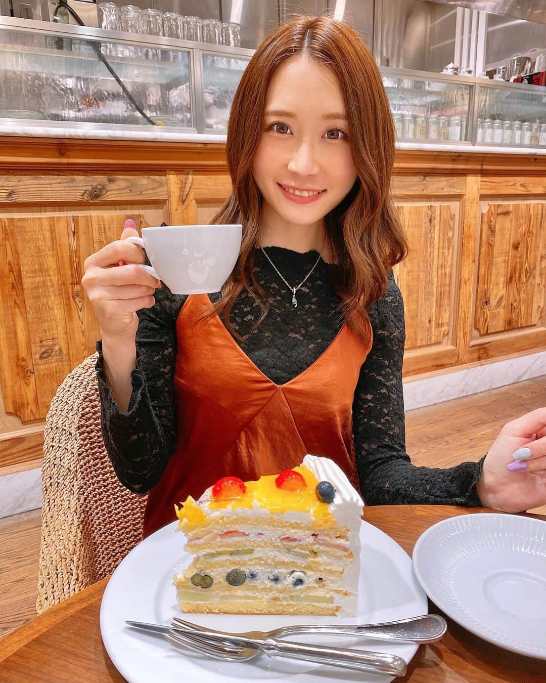 TONEAYUさんのインスタグラム写真 - (TONEAYUInstagram)「昨日は、ハーブス🍰💕﻿ ﻿ ハーブスは、ミルクコーヒー一択（＾ω＾）﻿ ﻿ 久しぶりにケーキ食べたら美味しかったぁ🤤﻿ ﻿ ﻿ #HARBS﻿ #🍰﻿ #shibuya﻿ #cafe」10月8日 11時58分 - toneayu