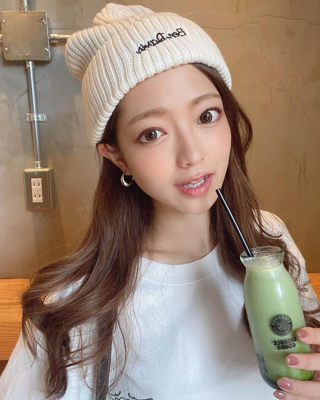 のインスタグラム：「. 神戸かわいいカフェいっぱいあってすき☕️ . もうニット帽大活躍の季節だなぁ🍂 . . #ニット帽 #白ニット #ホワイトコーデ #神戸 #神戸カフェ #神戸モザイク」