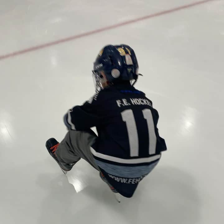 ナタリヤ・ポポワのインスタグラム：「Building those leg muscles!🤩 #sixinarow #skating #champ」