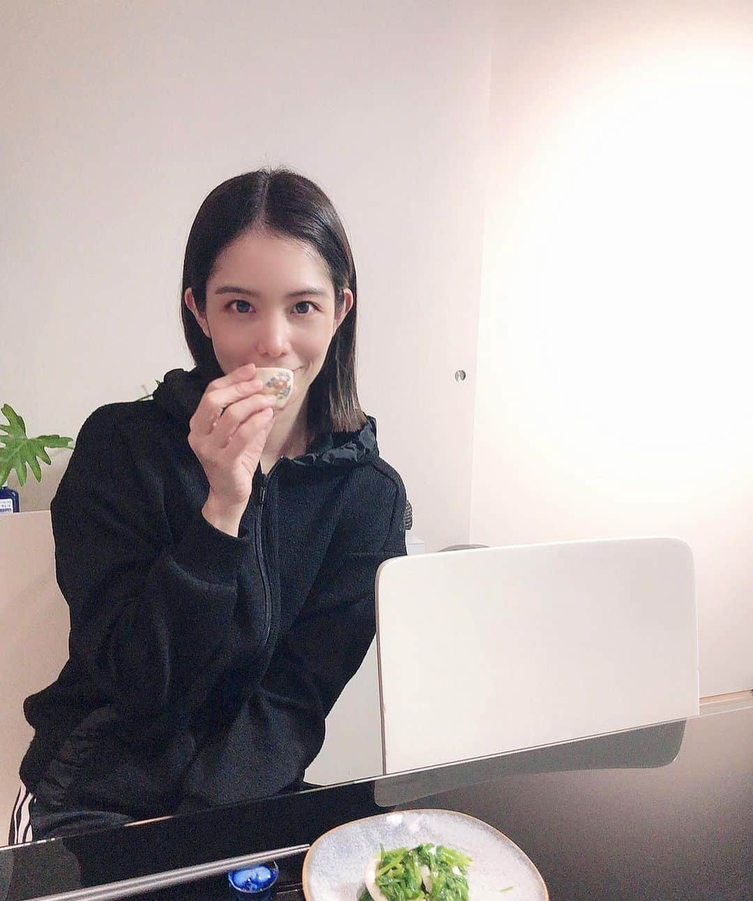 浦田麻緖さんのインスタグラム写真 - (浦田麻緖Instagram)「昨晩は、和食と奈良の春鹿でおうちごはんタイム🍶🥢零下二百十日熟成生原酒の春鹿です✨春鹿は種類も沢山ありますが、フルーティーで華やかで、しっかりとしていてキリッとする日本酒です🍶  ちなみに、酒銘の由来は、春日の神々が鹿に乗って奈良の地へやってきたという伝説から、「春日神鹿」と名付け後に「春鹿」に改められたそうです🦌  私の地元、奈良は、日本酒発祥の地と言われています✨なので、もっともっと沢山の方に、奈良のお酒を飲んでもらいたいなぁと思います☘️  #春鹿　#奈良　#日本酒　#美味しい日本酒　#奈良市出身　#おうちごはん　#和食　#浦田麻緖　#日本酒好き #sake #japan」10月8日 11時56分 - mao.urata