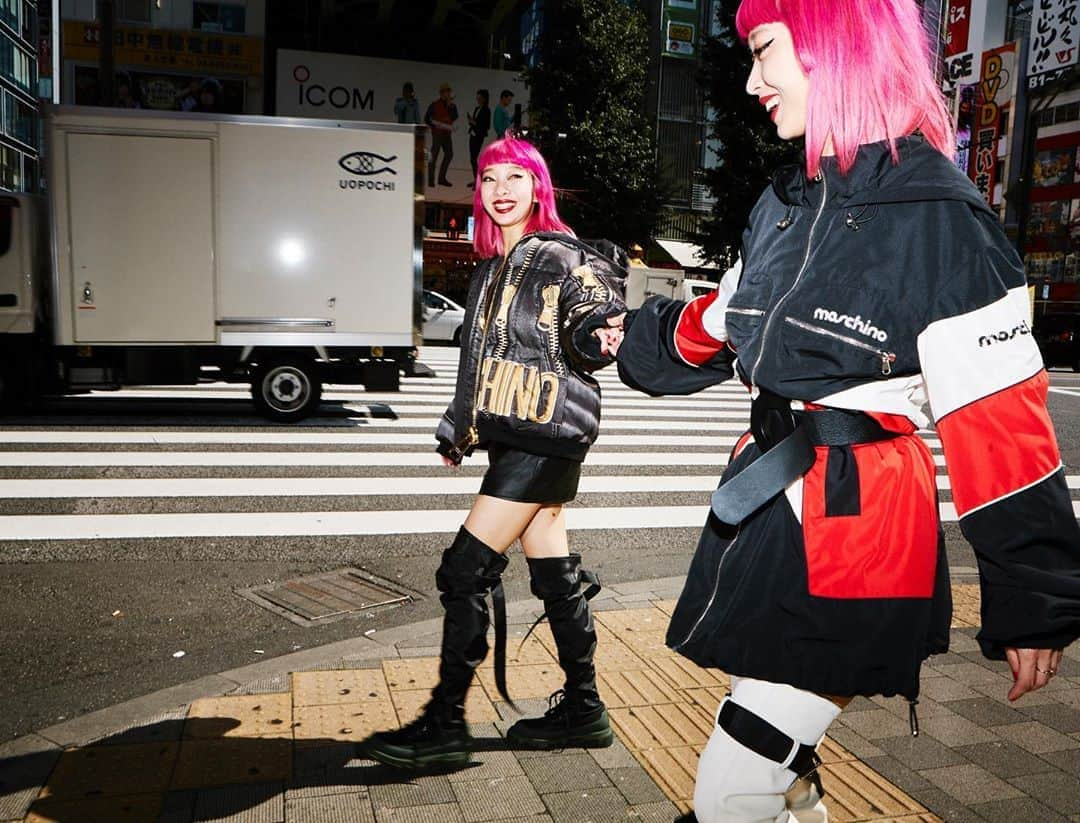 AYAさんのインスタグラム写真 - (AYAInstagram)「AMIAYA STREET SNAP # 10 @moschino @itsjeremyscott ❤️⚡️  Photo @p.hayato 🦋  #amiaya_streetsnap  #lovefashion_loveyourself  #AMIAYAの勝手にオフランウェイ」10月8日 12時06分 - ayaxxamiaya