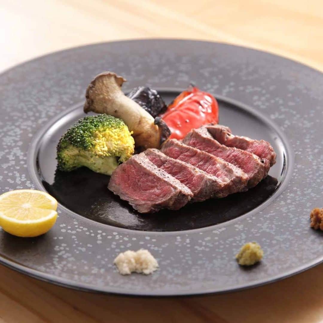 のインスタグラム：「【Go To Eat対象店舗】 春秋 溜池山王＠溜池山王 ・ 【TV放映記念★期間限定特別ランチ】圧巻のパノラマ席で！乾杯スパークリング＆黒毛和牛や毛蟹の釜飯など贅沢食材を味わう全7皿 ・ 溜池山王駅直結「山王パークタワー」27階の創作和食店「春秋」より、テレビ放映を記念して、コースの一品が贅沢な食材をふんだんに使った「毛蟹の釜飯」にグレードアップしたランチプランが登場。 黒毛和牛の炭火焼きをメインに、契約農家より届けられるオーガニック野菜や漁港直送の鮮魚、旬の素材を使ったスペシャリテの釜飯など、目にも華やかな7皿を。 乾杯用のスパークリングワインが付くのも嬉しい。  全面ガラス張りで壮大なパノラマビューが広がる贅沢な空間で、美食に浸る優雅なランチタイムを過ごして。 期間限定プランなのでお早めにリザーブを！  店名：春秋 溜池山王 住所：東京都千代田区永田町2-11-1　山王パークタワー27F アクセス：東京メトロ「溜池山王駅」「国会議事堂前駅」より直通。7番出口（地下）より、スターバックス前のエスカレーターで「山王パークタワー」内に入る。建物1Fロビーより、27F「SKY LOBBY」直通のエレベーターに乗り、店舗入口へ  ★最大10000ポイントもらえる！Go To Eatキャンペーン実施中★ 詳しくは、プロフィールURLより↓ ＠ozmall_restaurant  #ozmall #オズモール #ozグル ＃レストラン #グルメ #グルメ好きな人と繋がりたい ＃東京グルメ #記念日ディナー #女子会ディナー #肉 #肉料理 #肉スタグラム #肉バル #肉好きな人と繋がりたい #肉汁たっぷり #焼肉ランチ #焼肉ディナー #お肉大好き #お肉ランチ #お肉ディナー #肉愛 #飯テロ #肉テロ #肉好き女子 #溜池山王 #赤坂 #東京女子 #東京」